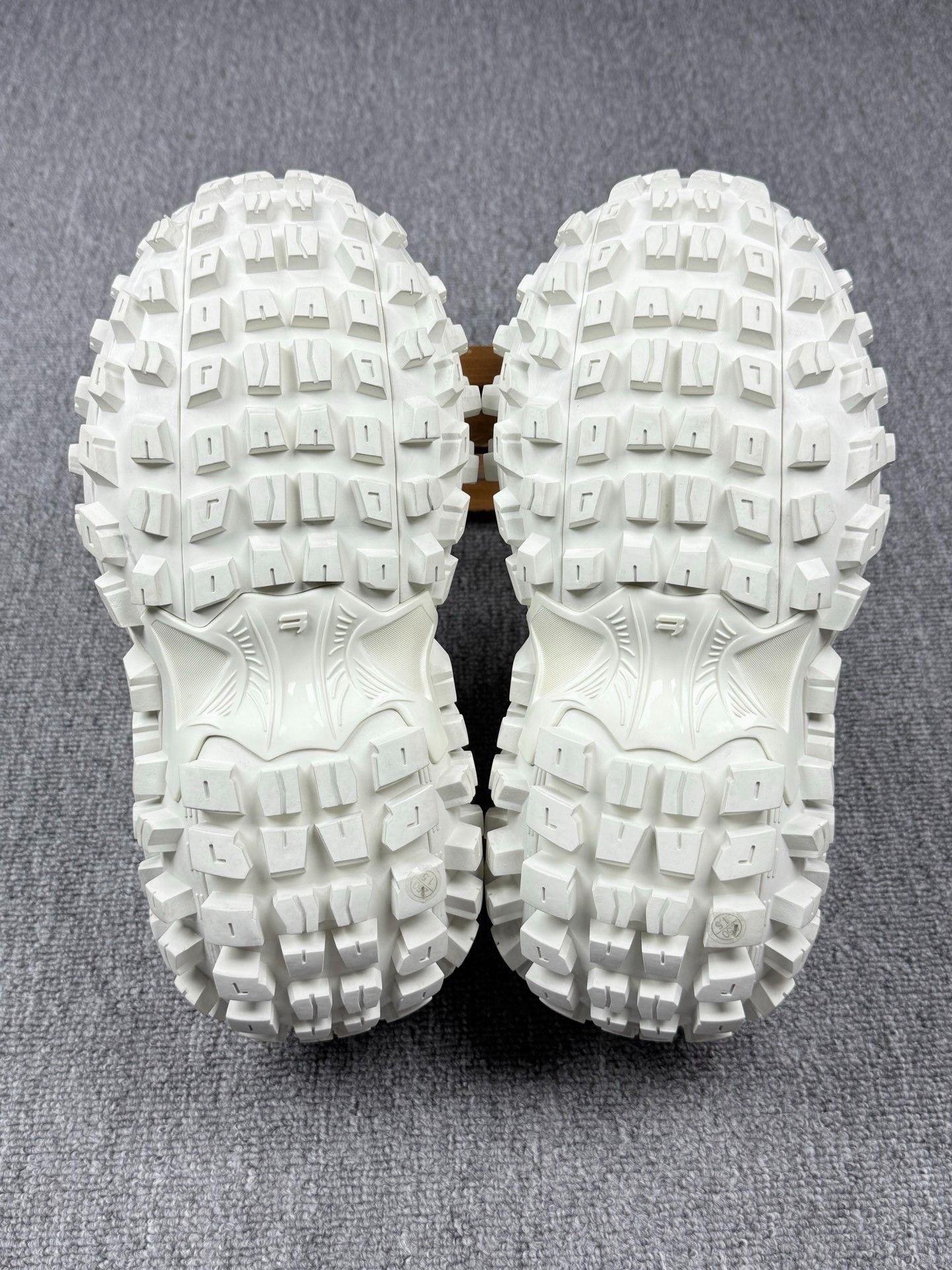 Balenciaga Balenciaga White Lowtop Sneakers 7 Men Size US 7 / EU 40 - 6 Thumbnail