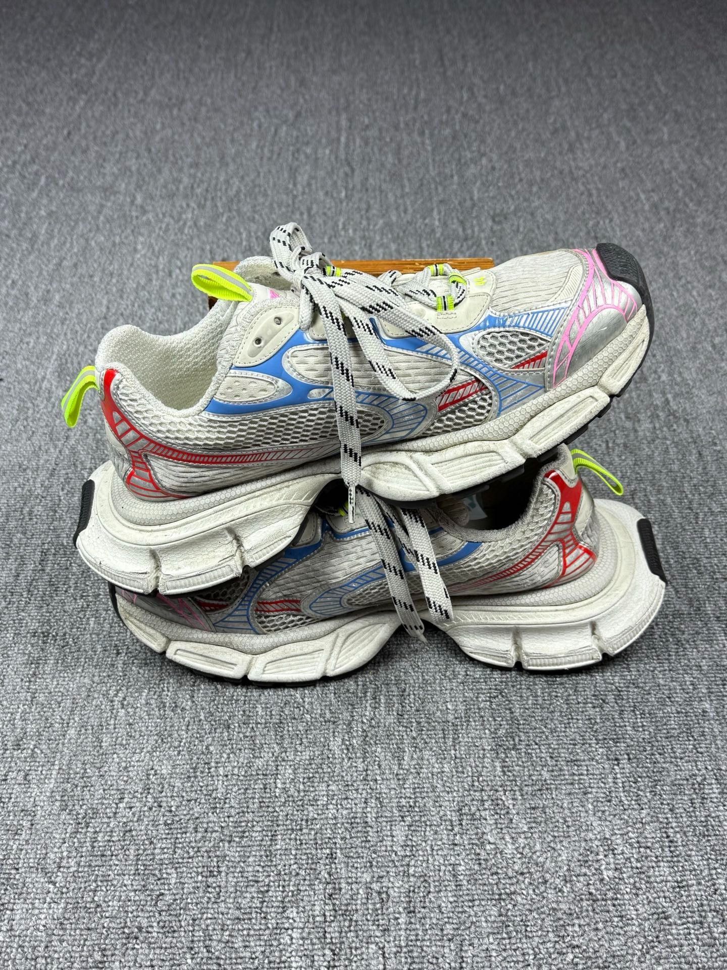 Balenciaga Balenciaga Rainbow Multi Lowtop Sneakers 11 Men Size US 11 / EU 44 - 3 Thumbnail