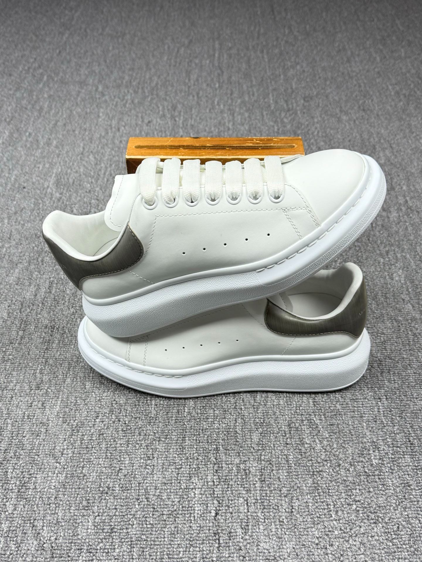 Alexander McQueen Alexander McQueen Multi Lowtop Sneakers 7 Men Size US 7 / EU 40 - 2 Thumbnail
