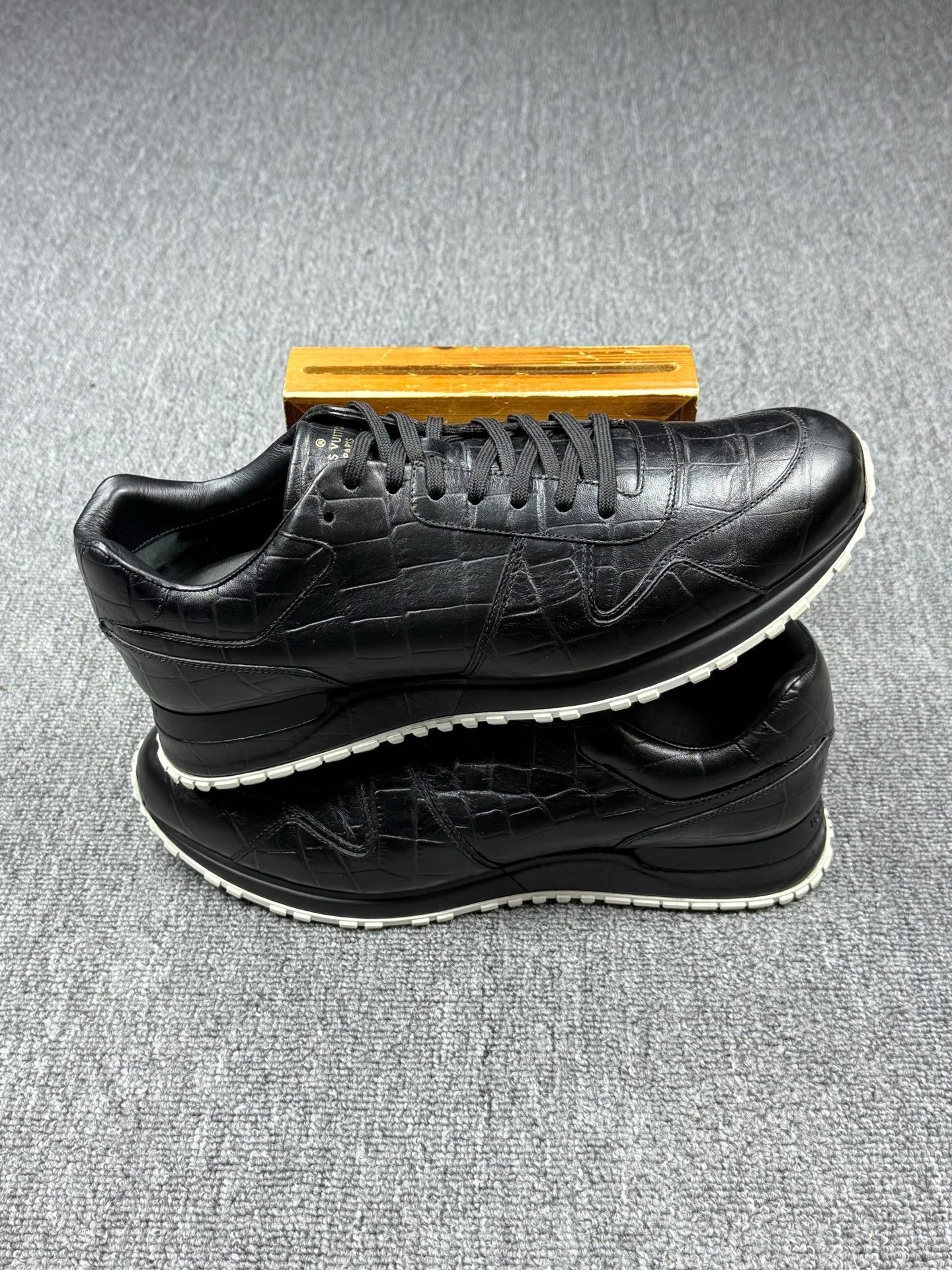 Louis Vuitton Louis Vuitton Black Lowtop Sneakers 10 Men Size US 10 / EU 43 - 2 Thumbnail