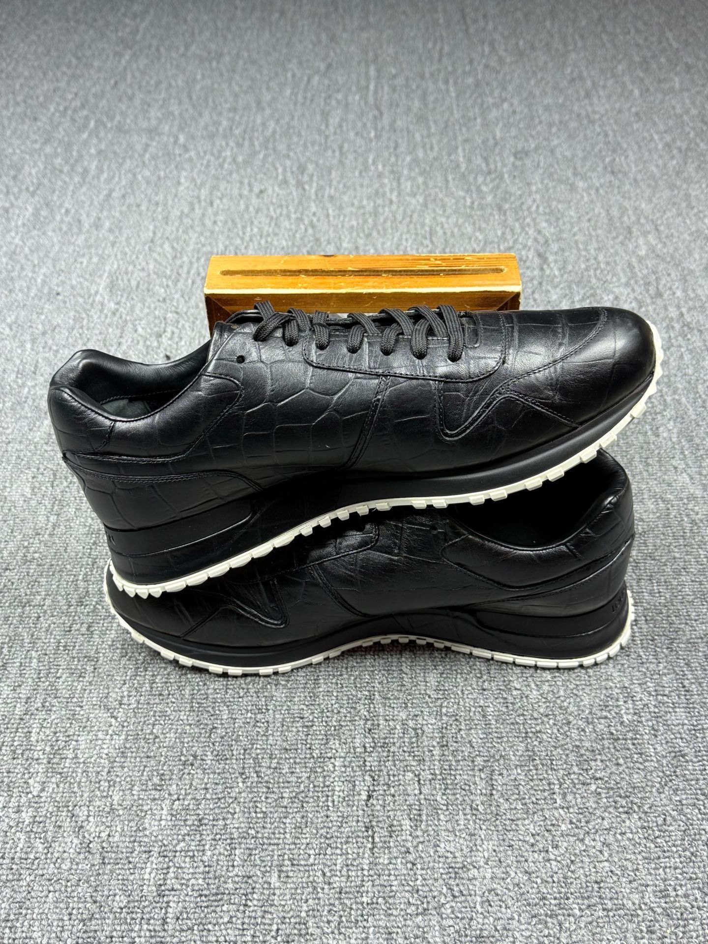 Louis Vuitton Louis Vuitton Black Lowtop Sneakers 10 Men Size US 10 / EU 43 - 3 Thumbnail