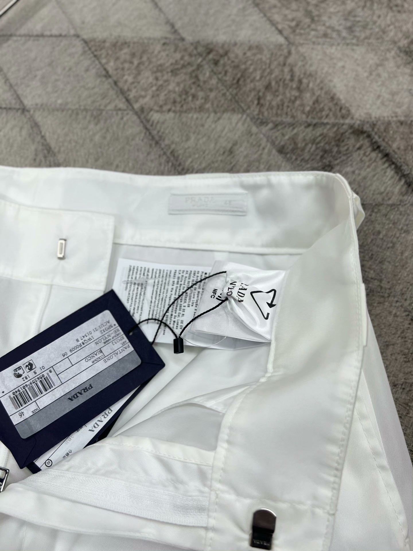 Prada Prada Re-Nylon Triangle Logo Shorts Size US 32 / EU 48 - 6 Thumbnail