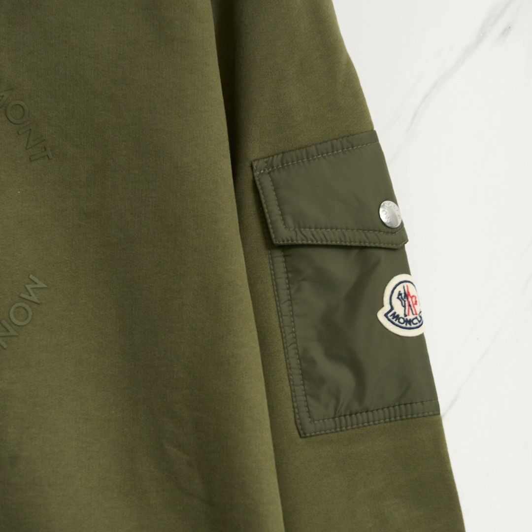 Moncler Moncler Men's Classic Logo Crewneck Sweatshirt Size US M / EU 48-50 / 2 - 3 Thumbnail