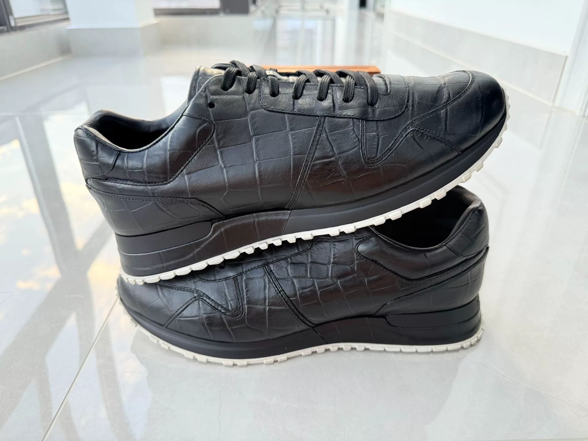 Louis Vuitton Louis Vuitton Black Lowtop Sneakers 9 Men Size US 9 / EU 42 - 2 Thumbnail
