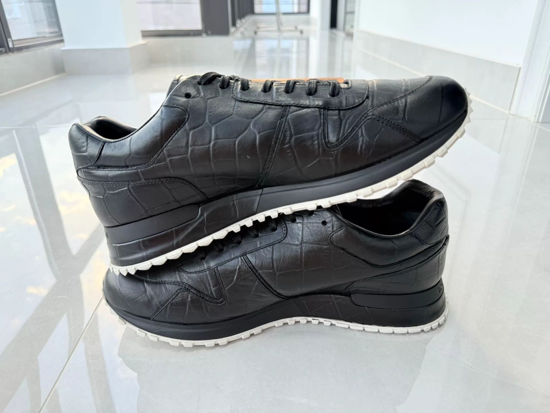 Louis Vuitton Louis Vuitton Black Lowtop Sneakers 9 Men Size US 9 / EU 42 - 3 Thumbnail