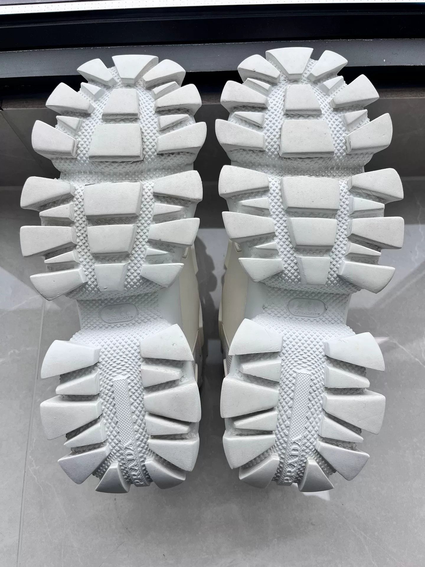 Prada Prada White Lowtop Sneakers 6 Men Size US 6 / EU 39 - 7 Thumbnail