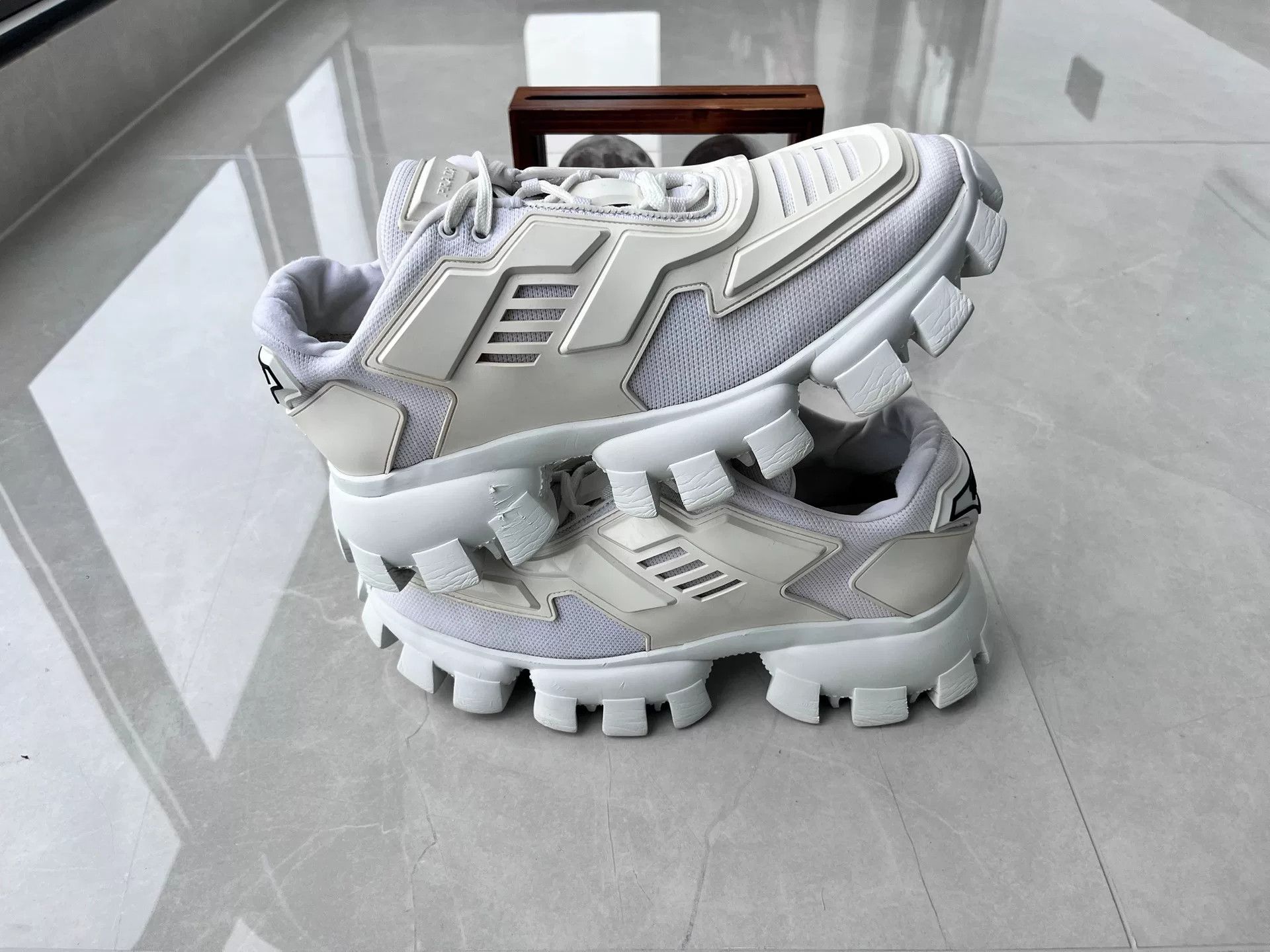 Prada Prada White Lowtop Sneakers 6 Men Size US 6 / EU 39 - 2 Thumbnail