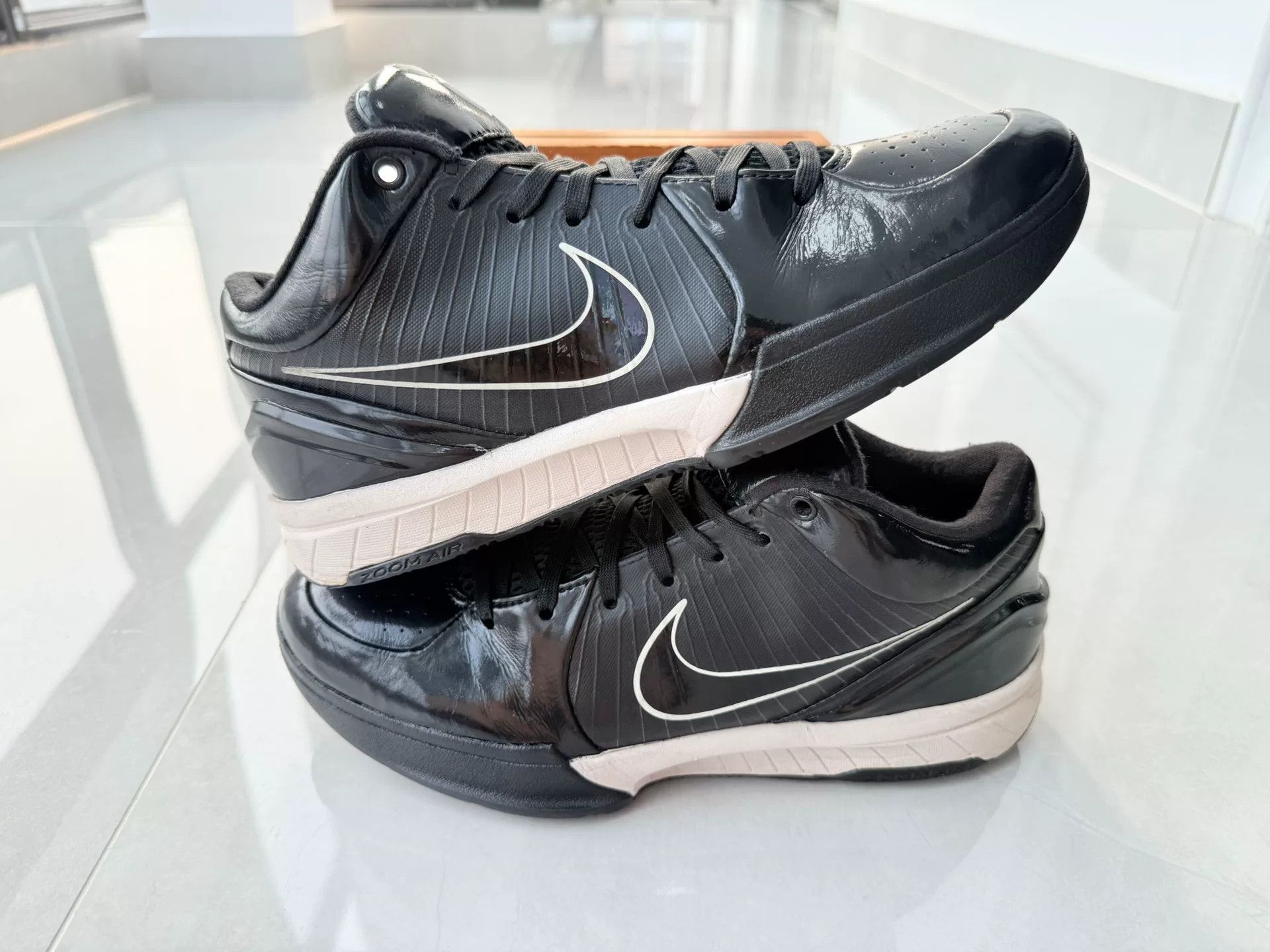 Nike Nike KOBE4 Black Lowtop Sneakers 8 Men Size US 8 / EU 41 - 2 Thumbnail