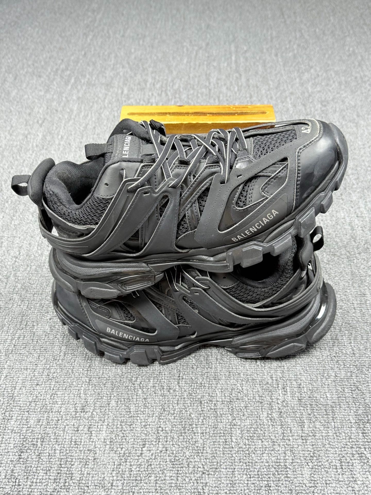 Balenciaga Balenciaga Black Lowtop Sneakers it_42 Women Size US 12 / IT 42 - 2 Thumbnail