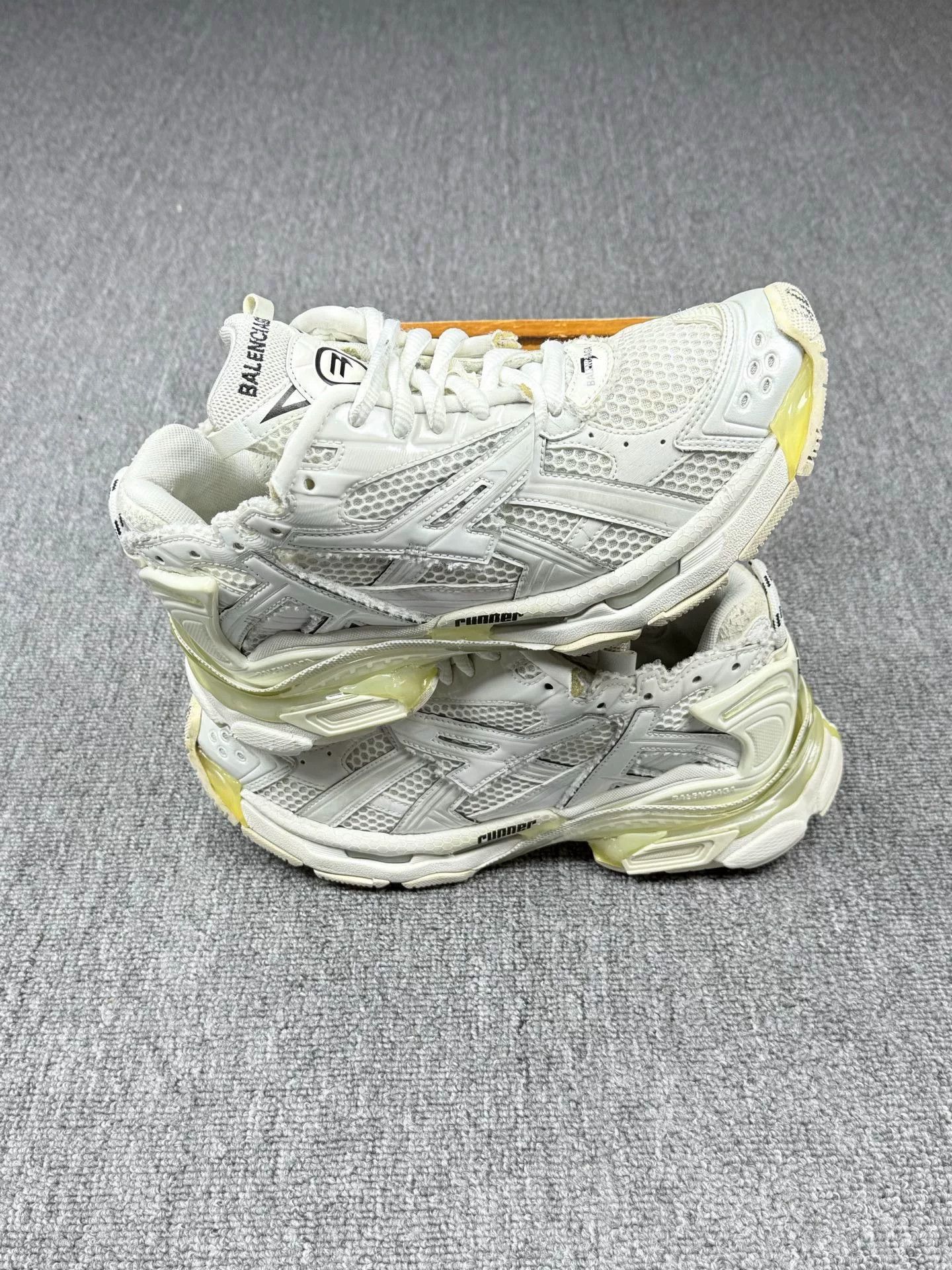 Balenciaga Balenciaga Running White Lowtop Sneakers 7 Men Size US 7 / EU 40 - 2 Thumbnail