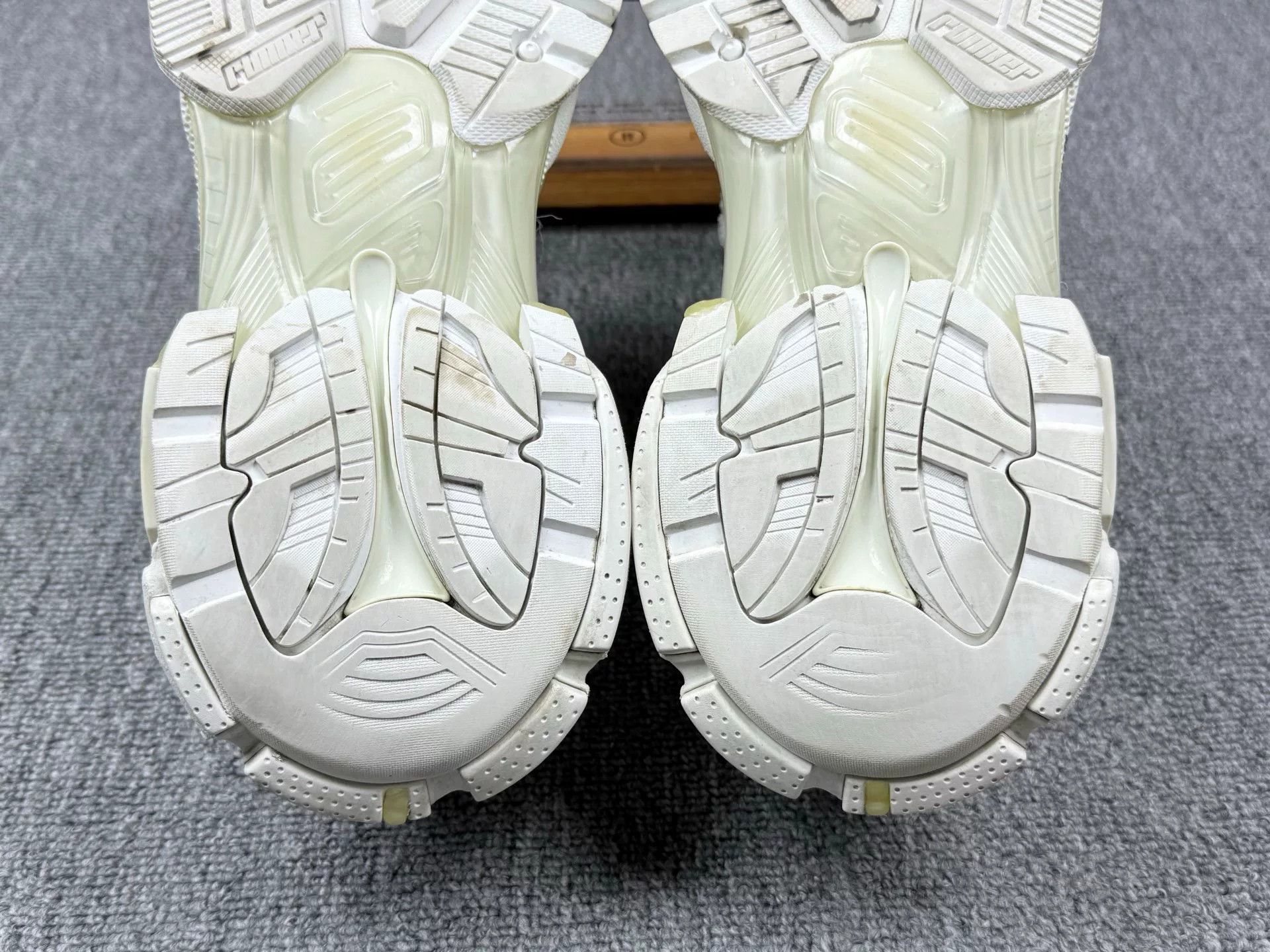 Balenciaga Balenciaga Running White Lowtop Sneakers 7 Men Size US 7 / EU 40 - 7 Thumbnail