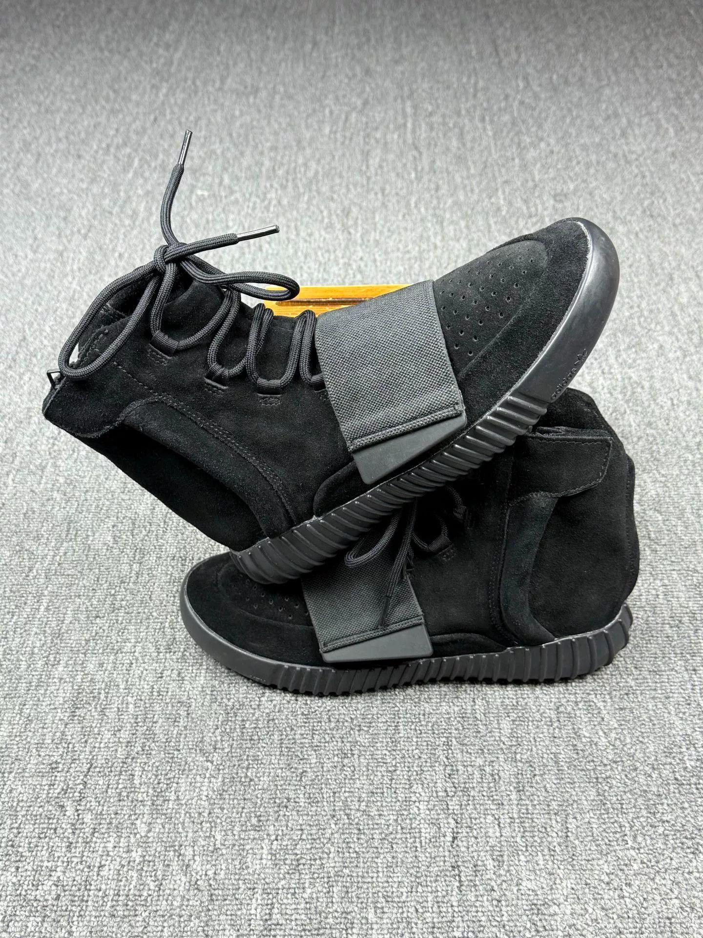 Adidas Adidas YEEZY750 Black Hitop Sneakers 8 Men Size US 8 / EU 41 - 2 Thumbnail