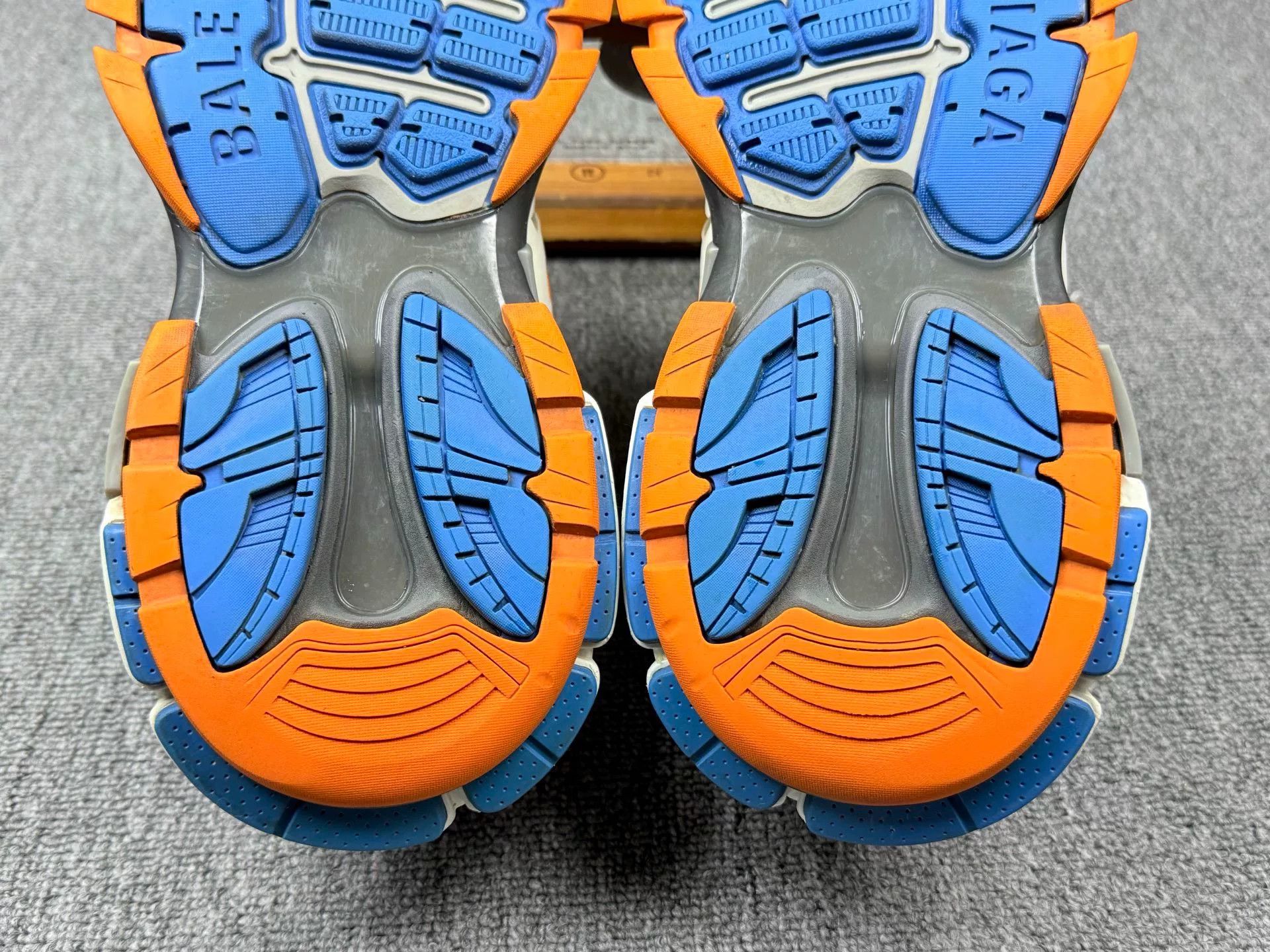 Balenciaga Balenciaga Blue Lowtop Sneakers 9 Men Size US 9 / EU 42 - 8 Thumbnail