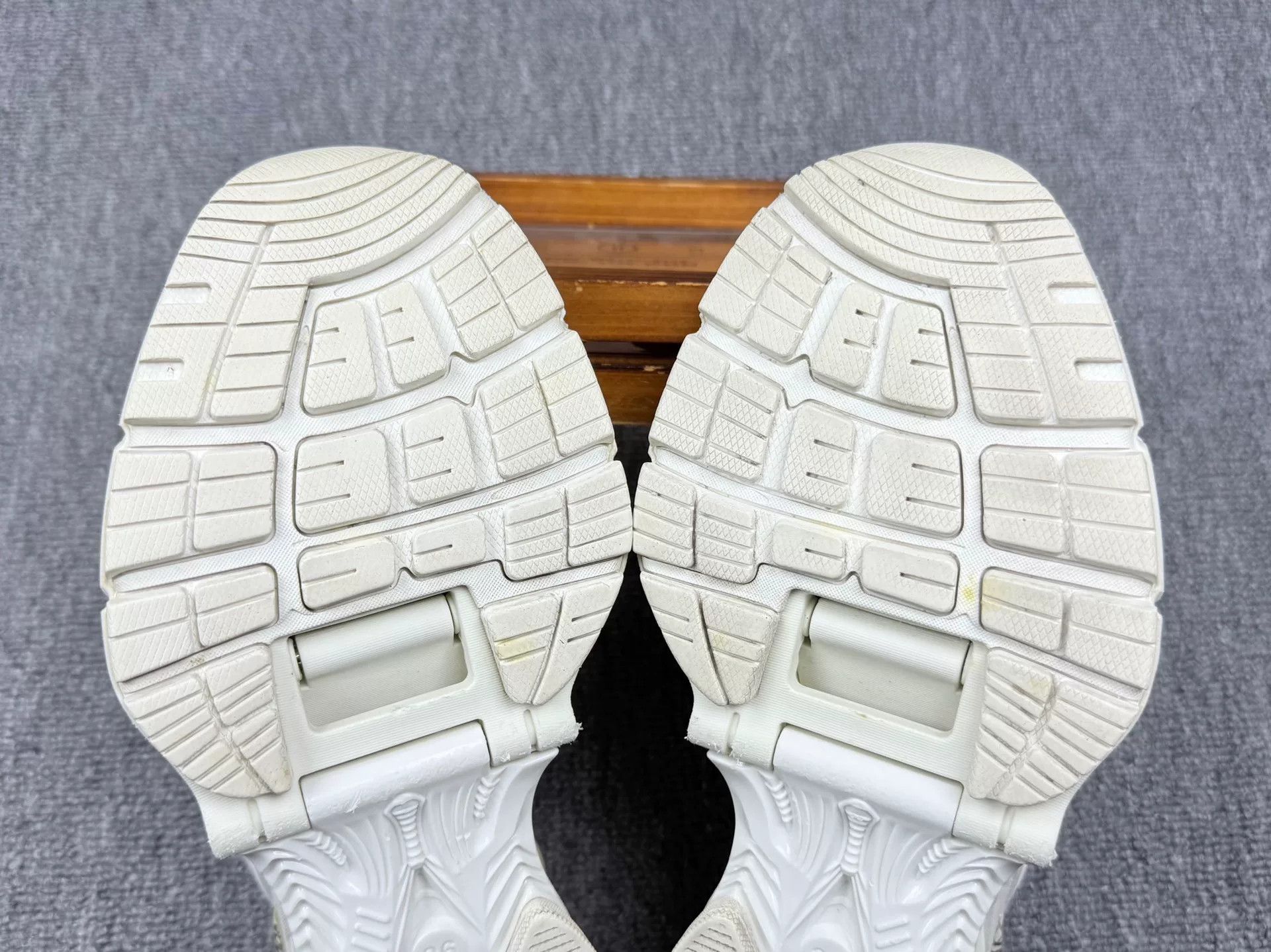 Balenciaga Balenciaga White Lowtop Sneakers it_36 Women Size US 6 / IT 36 - 7 Thumbnail