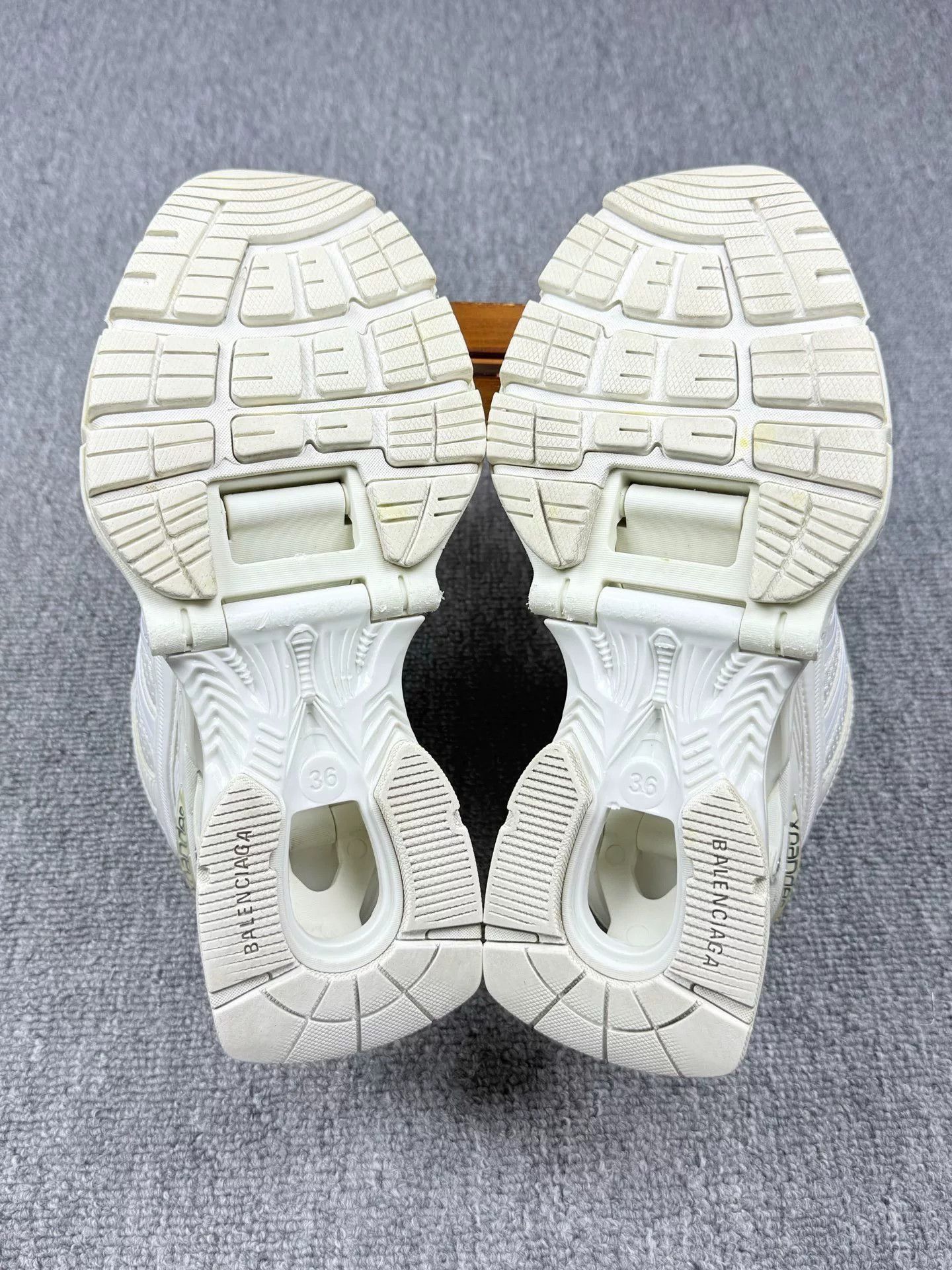 Balenciaga Balenciaga White Lowtop Sneakers it_36 Women Size US 6 / IT 36 - 6 Thumbnail
