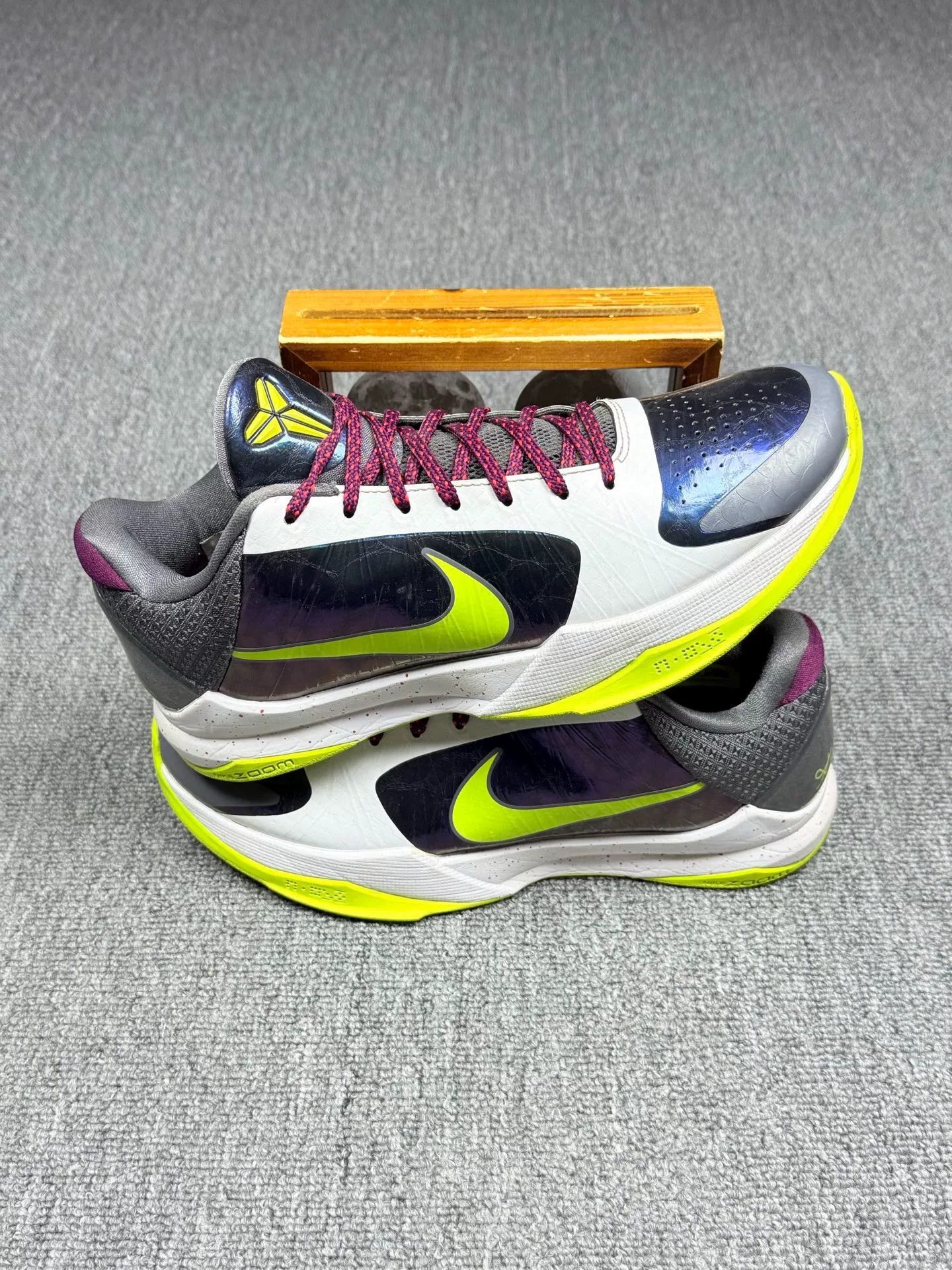 Nike Nike KOBE5 Lowtop Sneakers 9 Men Size US 9 / EU 42 - 2 Thumbnail