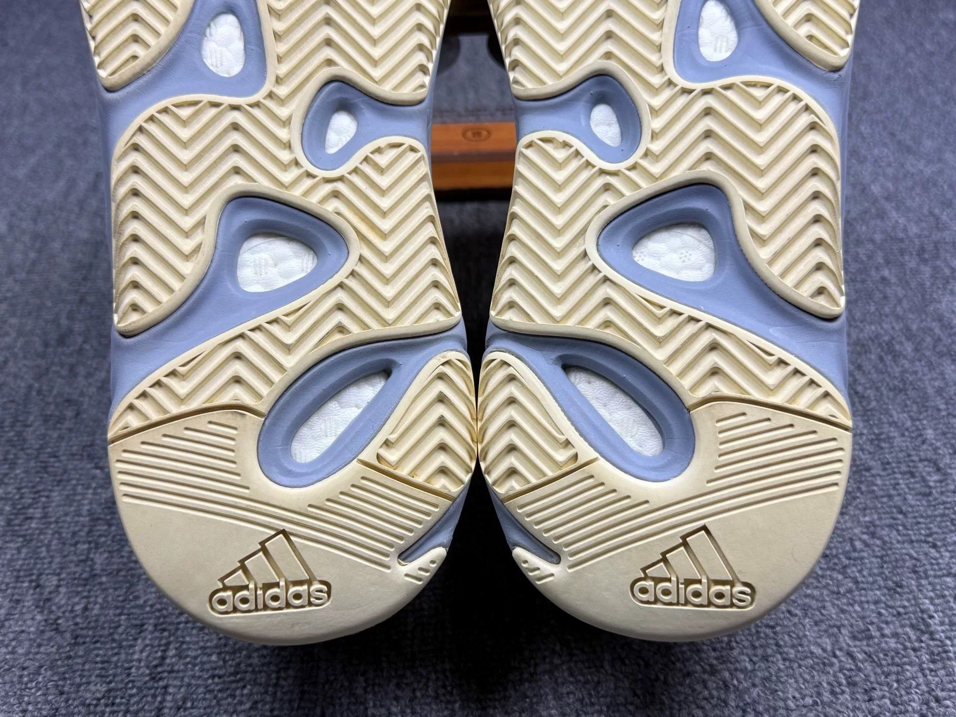 Adidas Adidas YEEZY700 White Lowtop Sneakers 12 Men Size US 12 / EU 45 - 8 Thumbnail