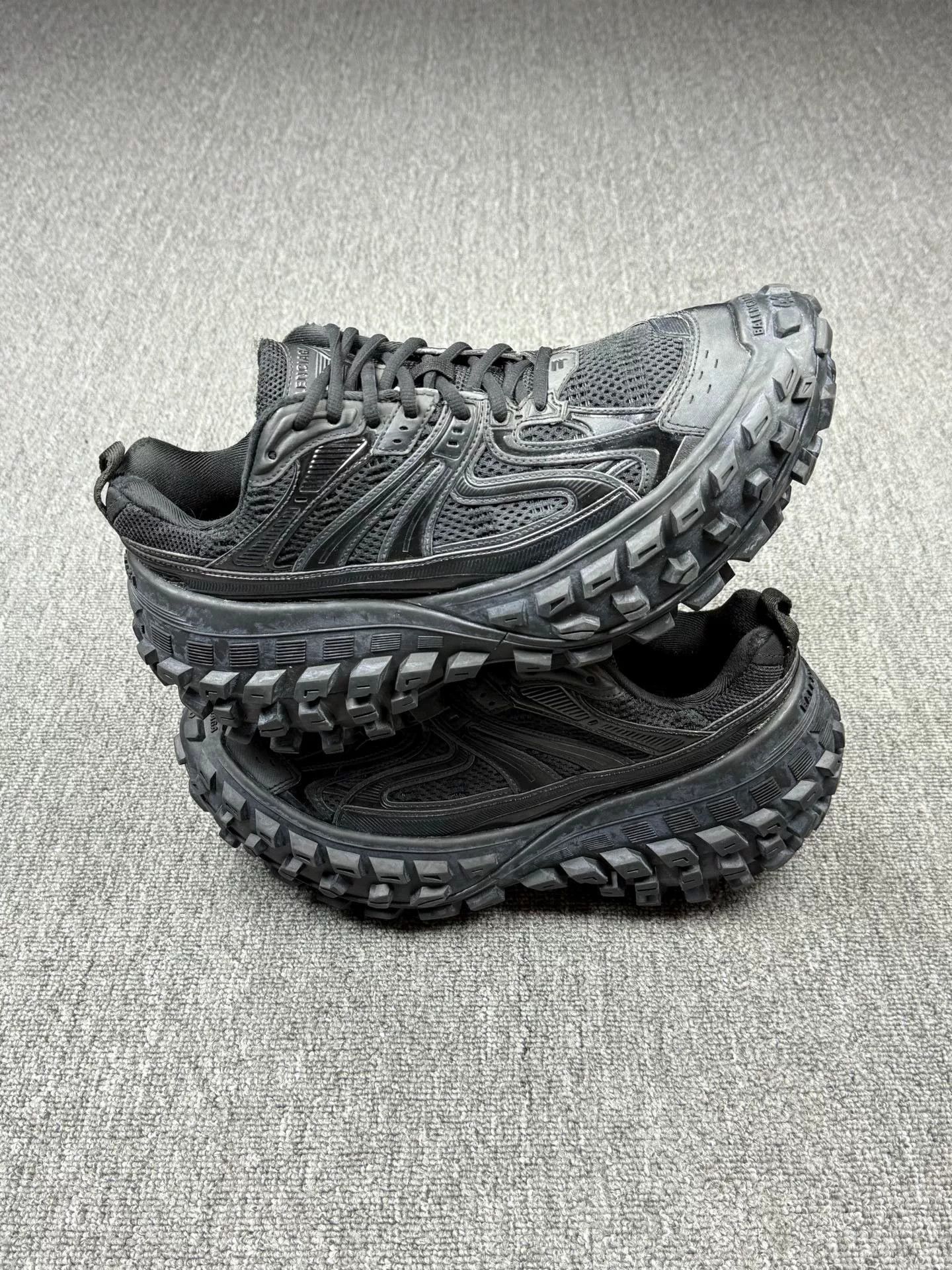 Balenciaga Balenciaga Black Lowtop Sneakers 10 Men Size US 10 / EU 43 - 2 Thumbnail