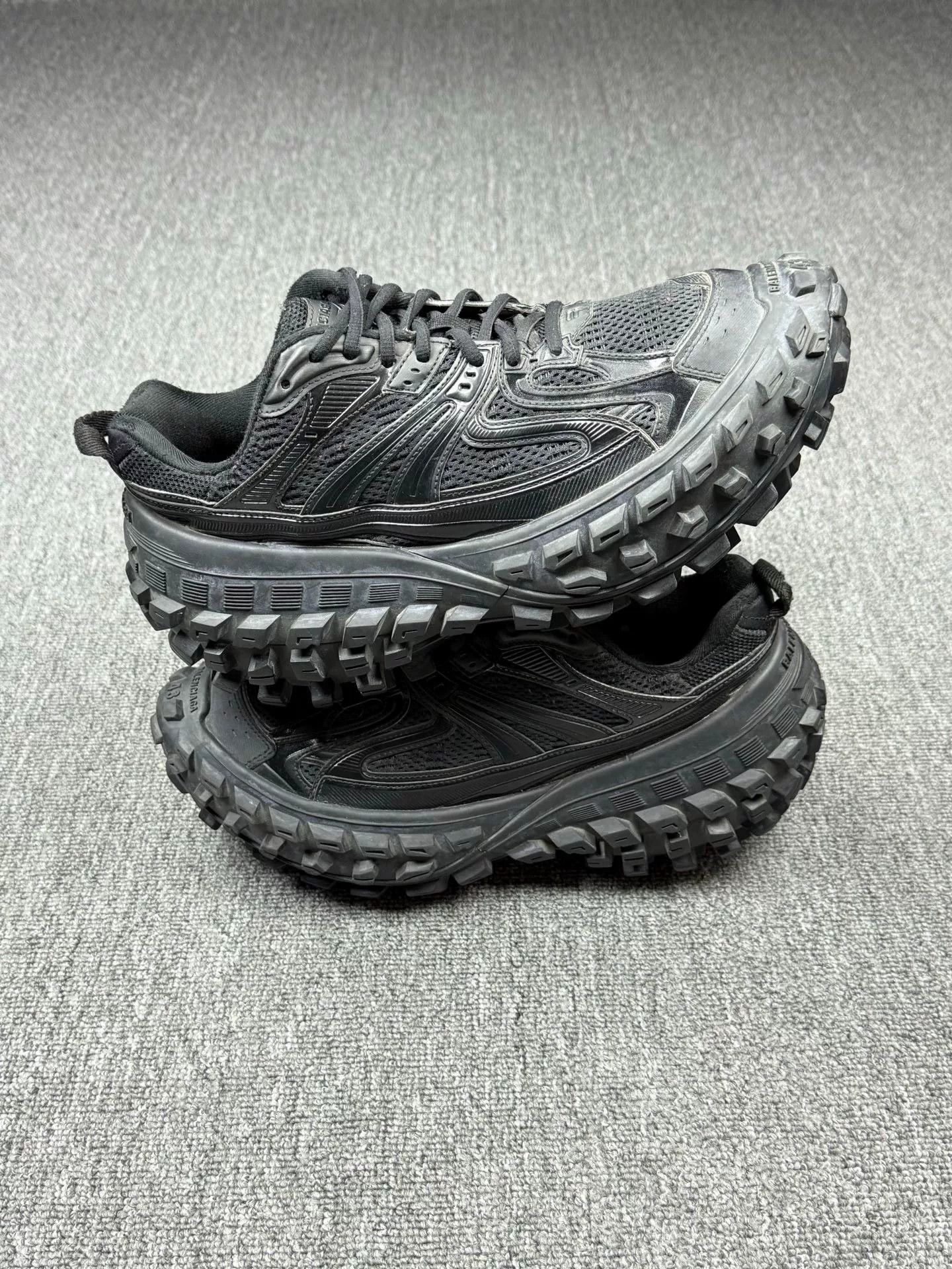 Balenciaga Balenciaga Black Lowtop Sneakers 10 Men Size US 10 / EU 43 - 2 Thumbnail