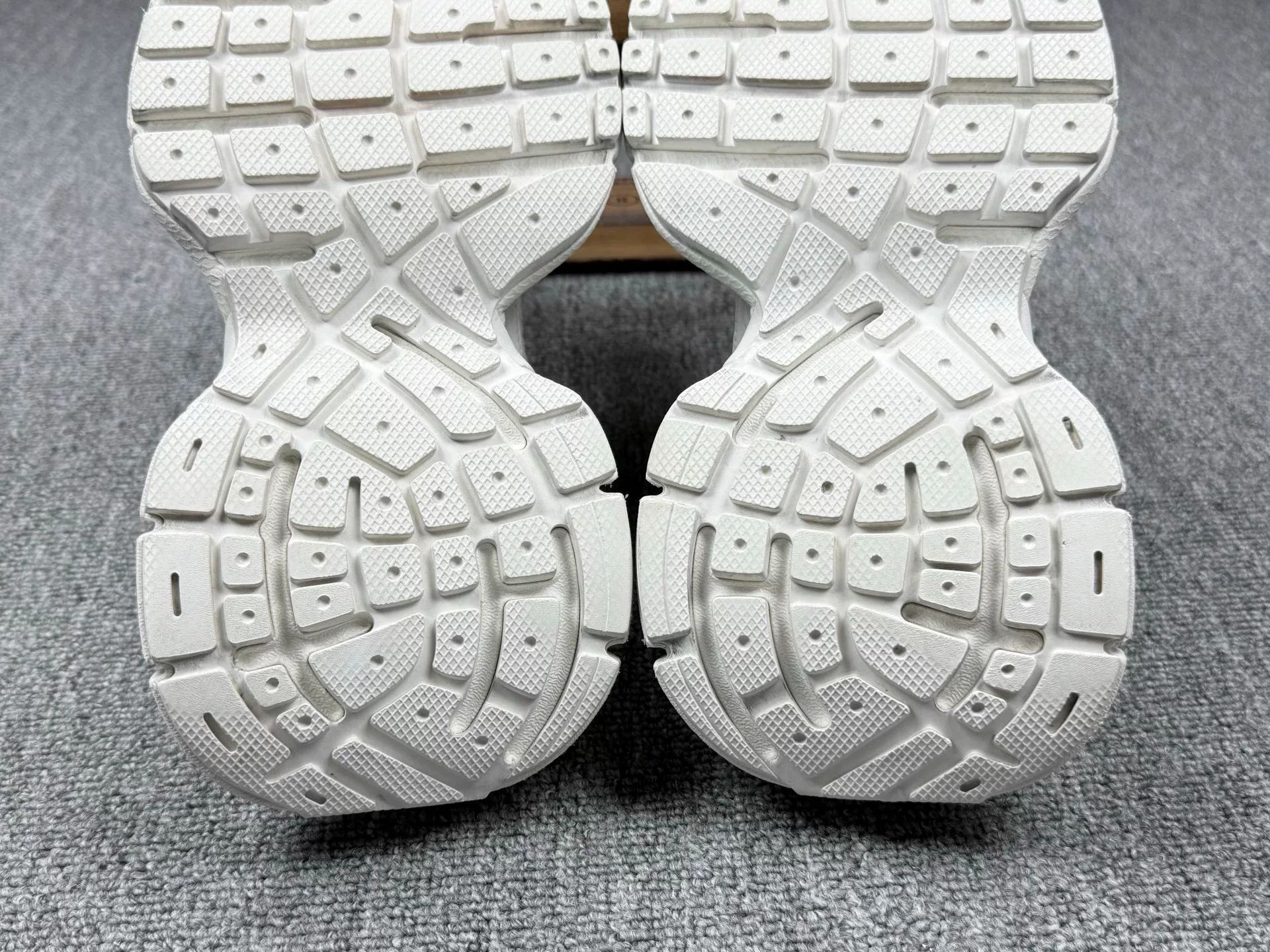 Balenciaga Balenciaga White Lowtop Sneakers it_36 Women Size US 6 / IT 36 - 8 Thumbnail