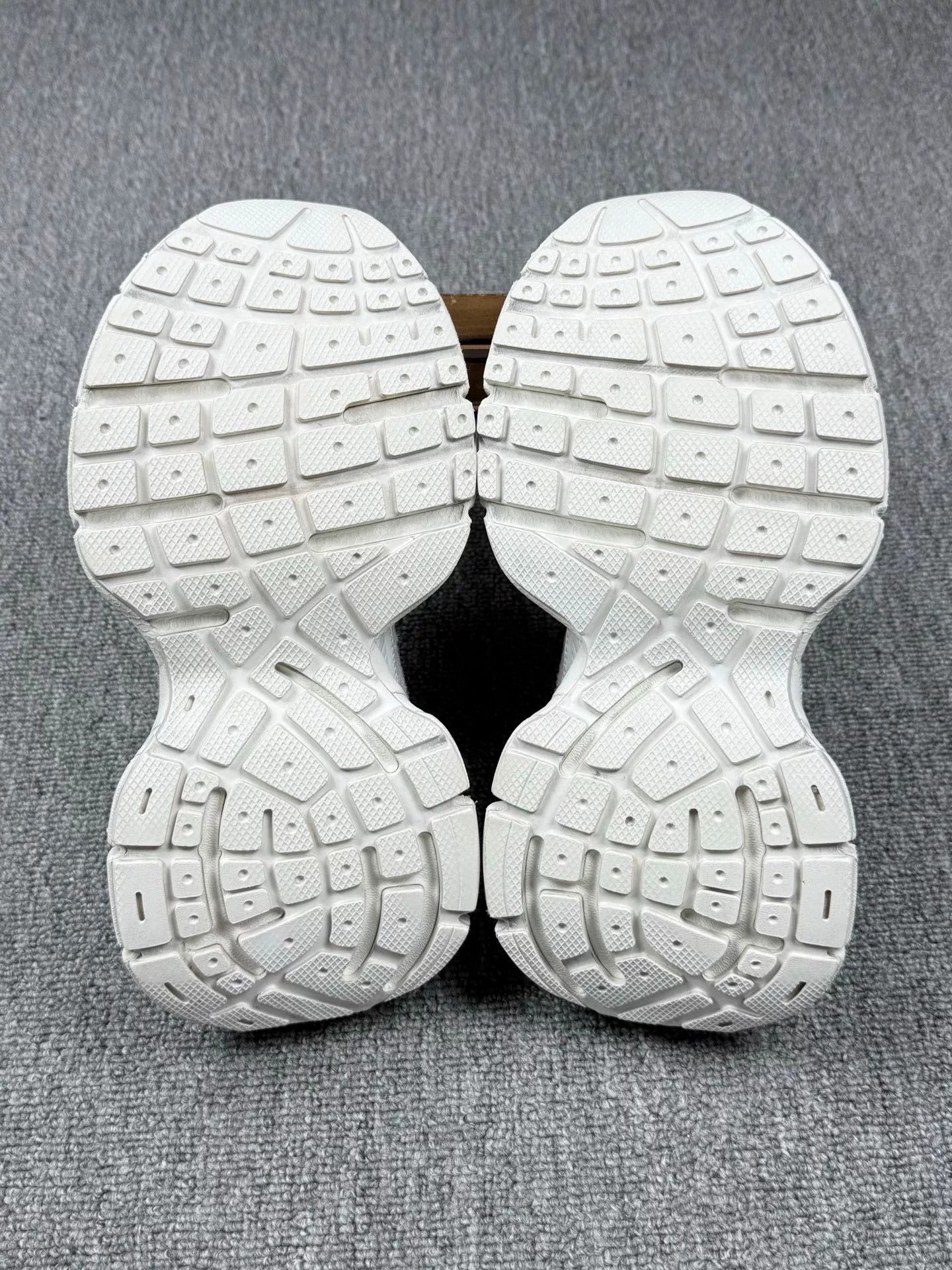 Balenciaga Balenciaga White Lowtop Sneakers it_36 Women Size US 6 / IT 36 - 6 Thumbnail