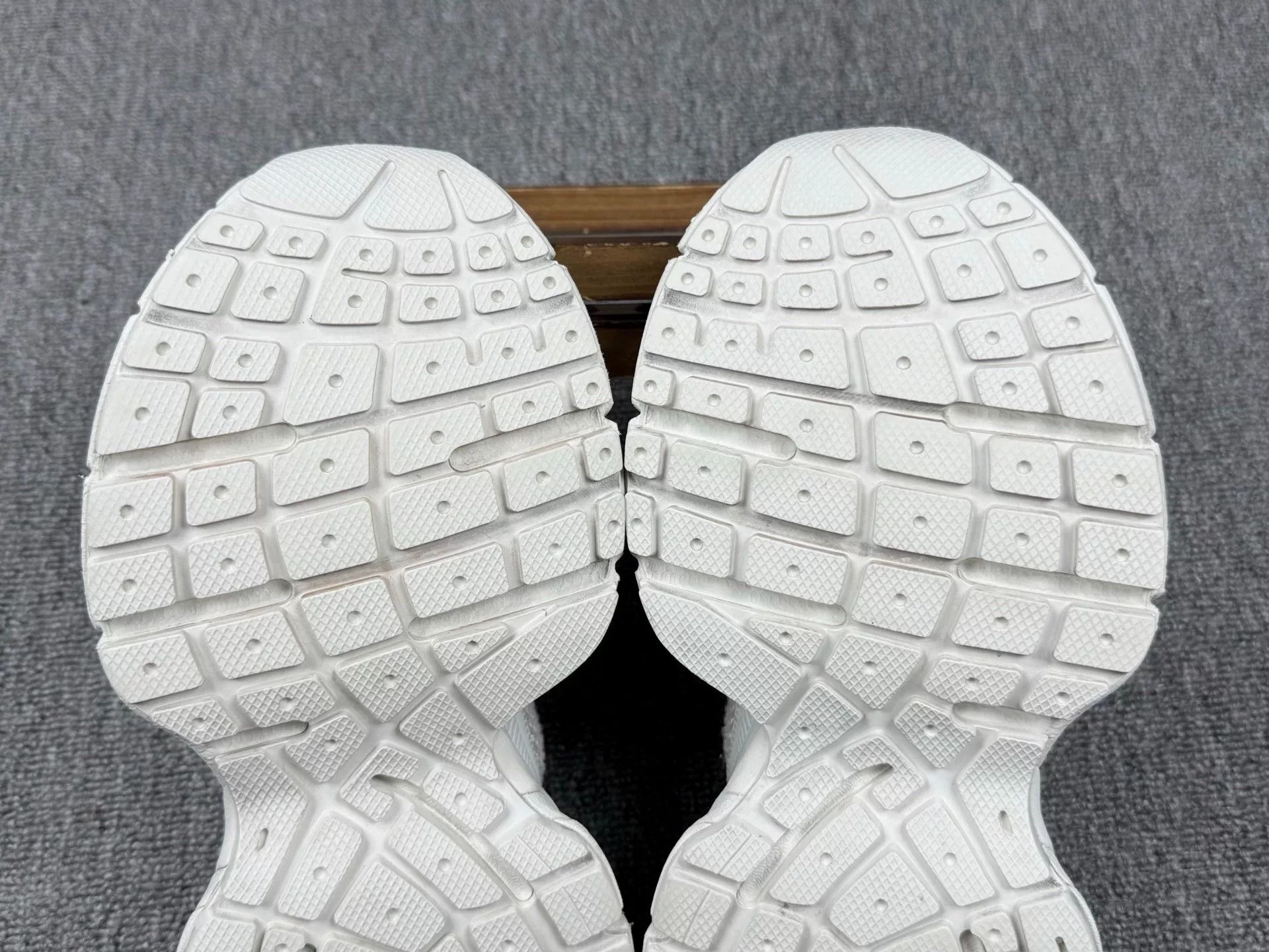 Balenciaga Balenciaga White Lowtop Sneakers it_36 Women Size US 6 / IT 36 - 7 Thumbnail
