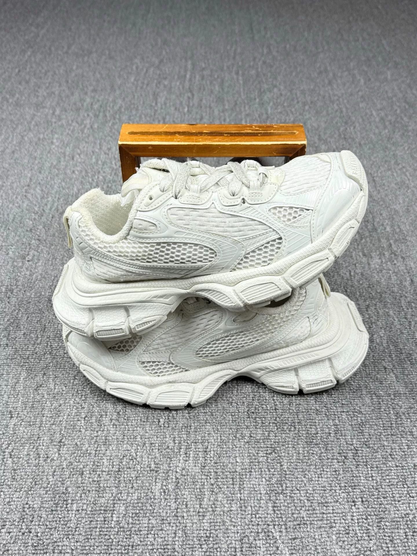 Balenciaga Balenciaga White Lowtop Sneakers it_36 Women Size US 6 / IT 36 - 2 Thumbnail