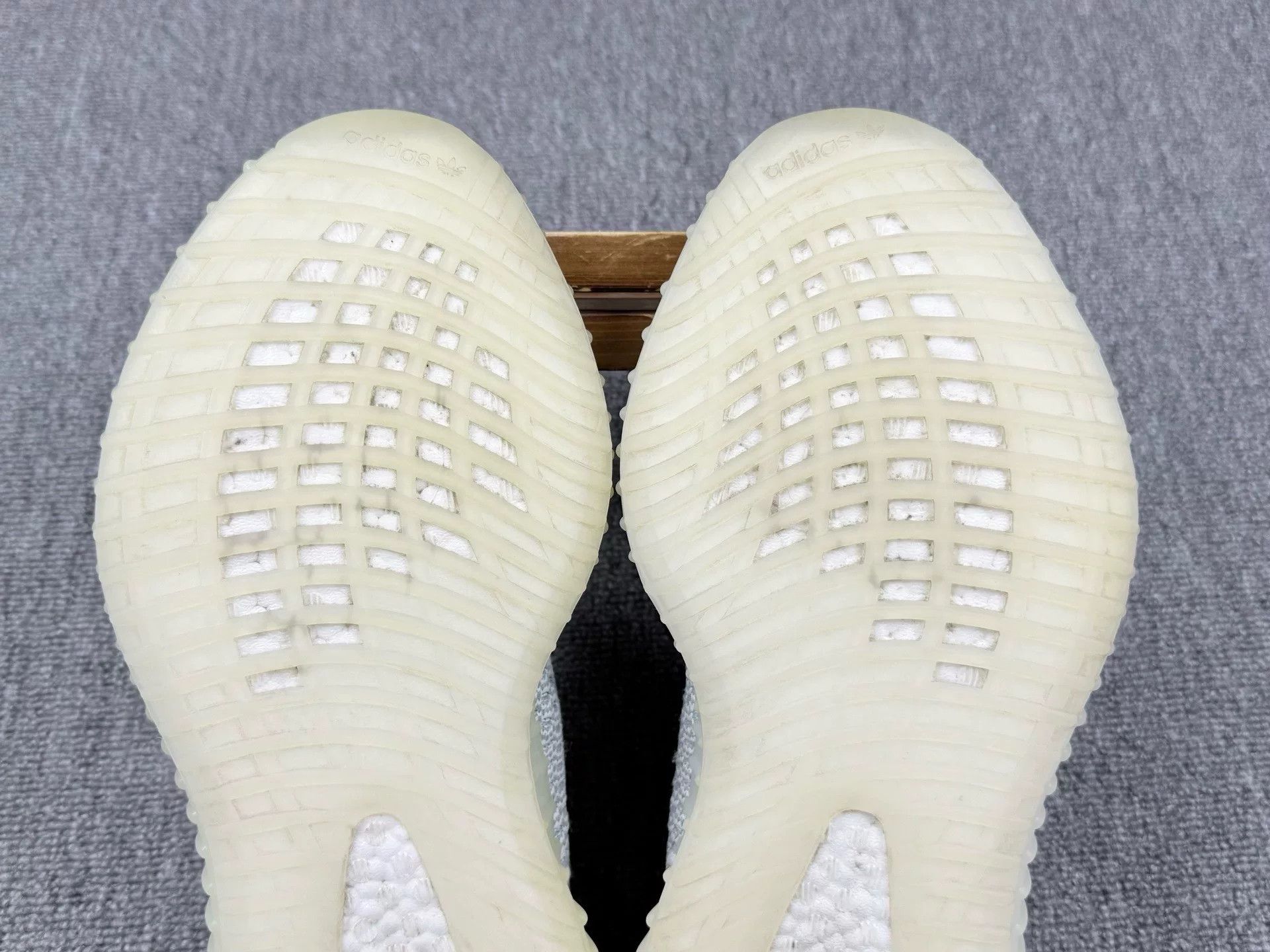 Adidas Adidas YEEZY350 Blue Lowtop Sneakers 10 Men Size US 10 / EU 43 - 7 Thumbnail