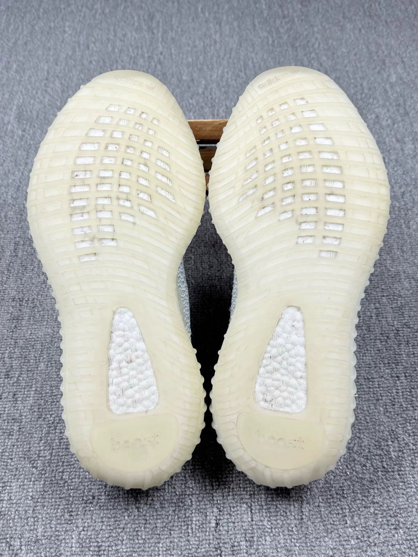 Adidas Adidas YEEZY350 Blue Lowtop Sneakers 10 Men Size US 10 / EU 43 - 6 Thumbnail