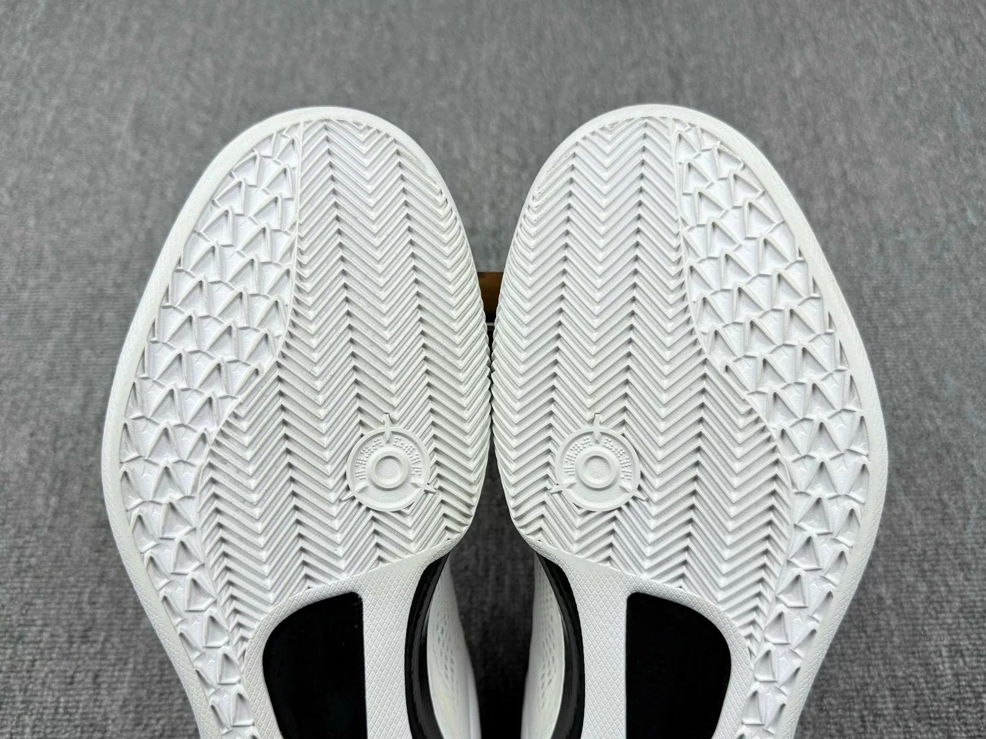 Nike Nike KOBE8 White Lowtop Sneakers 13 Men Size US 13 / EU 46 - 7 Thumbnail