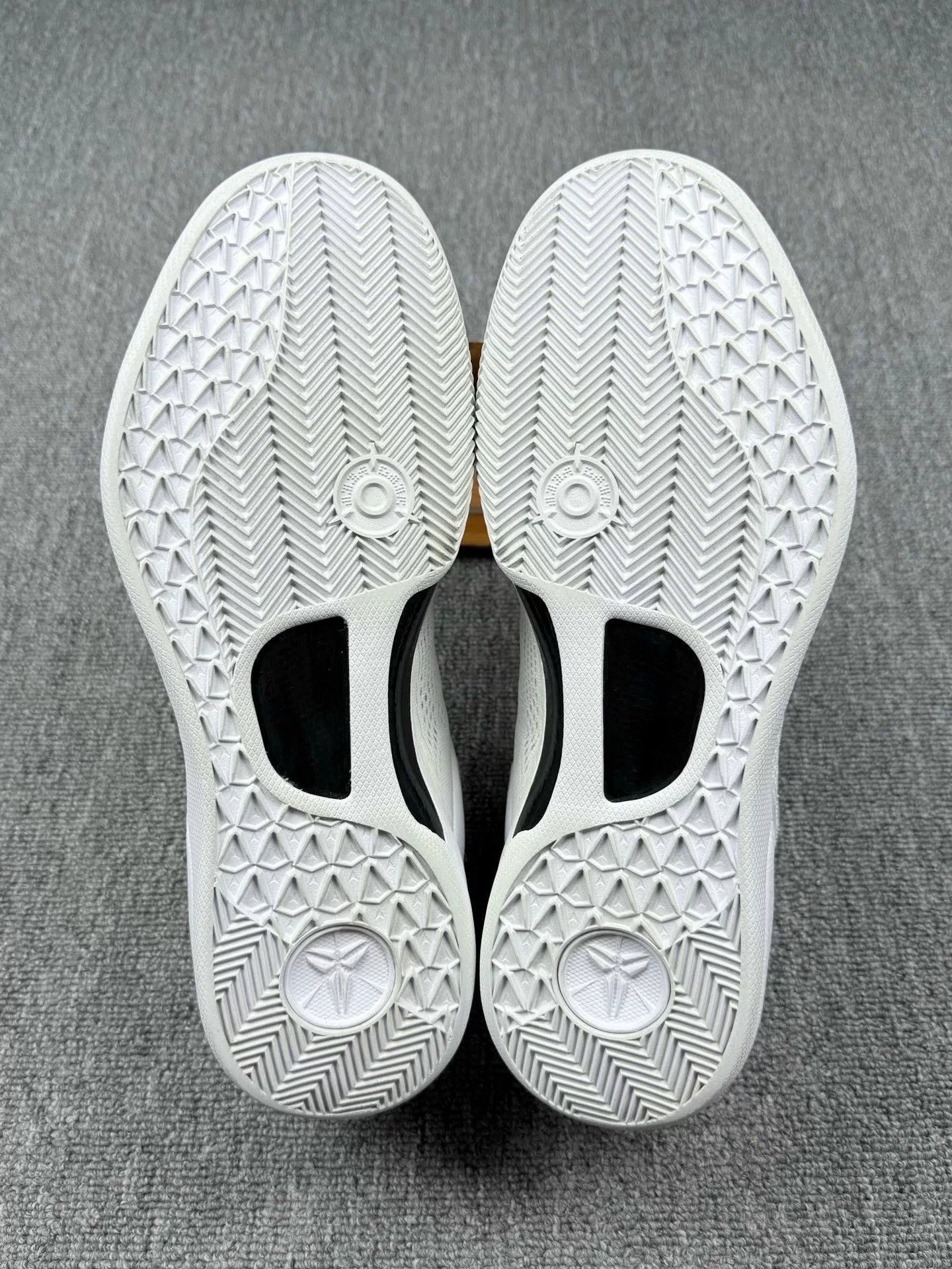 Nike Nike KOBE8 White Lowtop Sneakers 13 Men Size US 13 / EU 46 - 6 Thumbnail