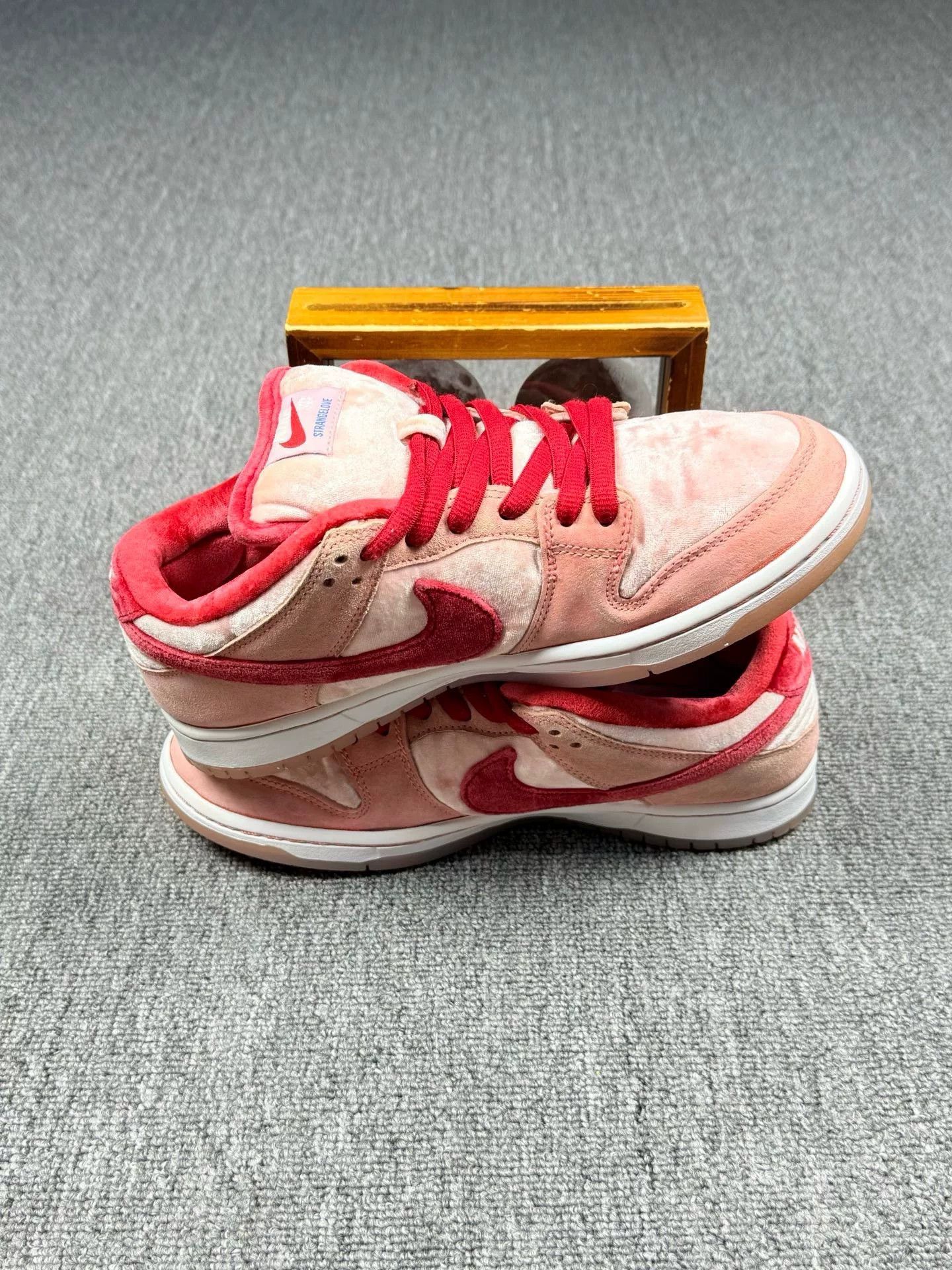 Nike Nike DUNK SB Pink Lowtop Sneakers 8 Men Size US 8 / EU 41 - 3 Thumbnail