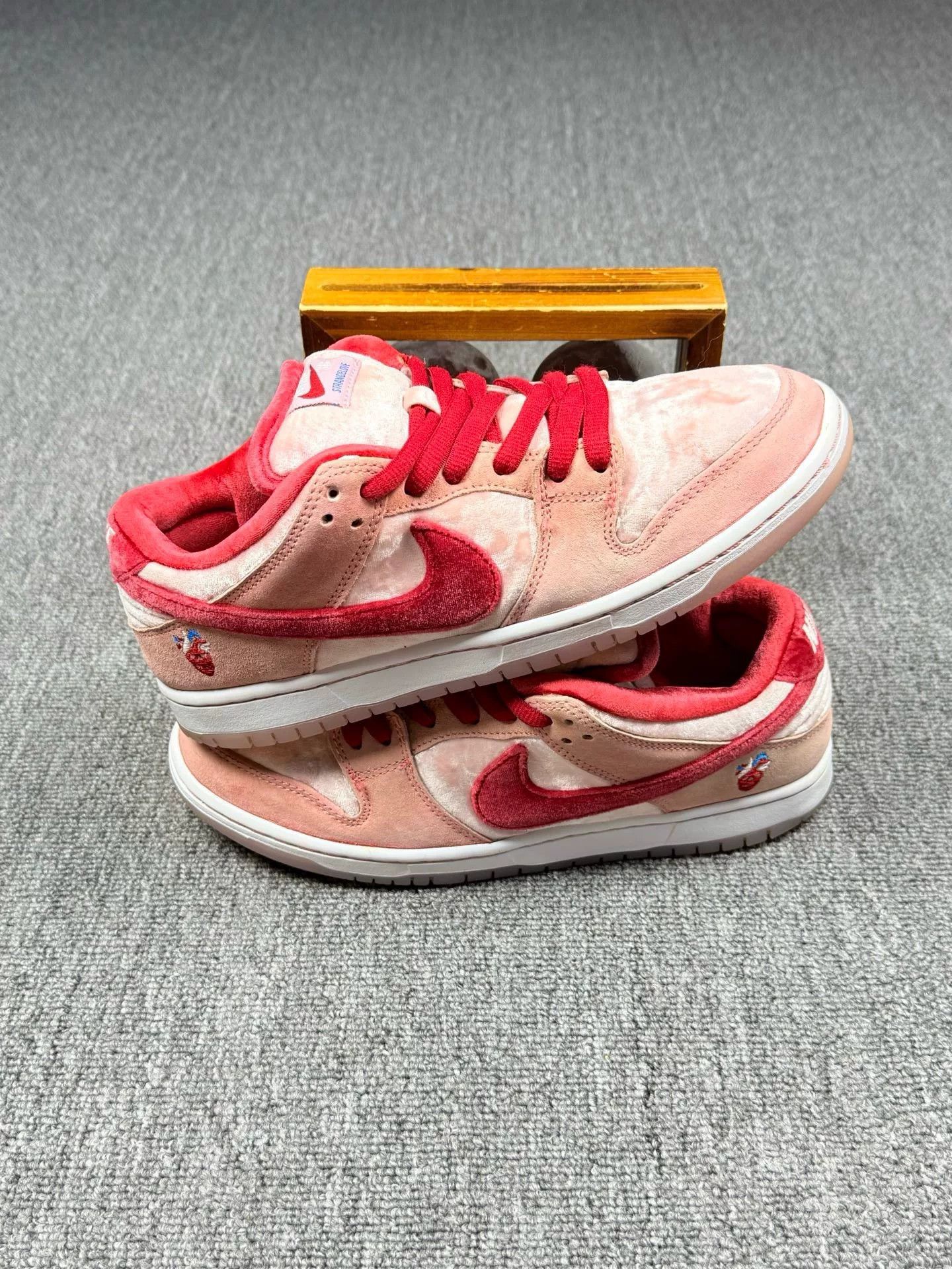 Nike Nike DUNK SB Pink Lowtop Sneakers 8 Men Size US 8 / EU 41 - 2 Thumbnail