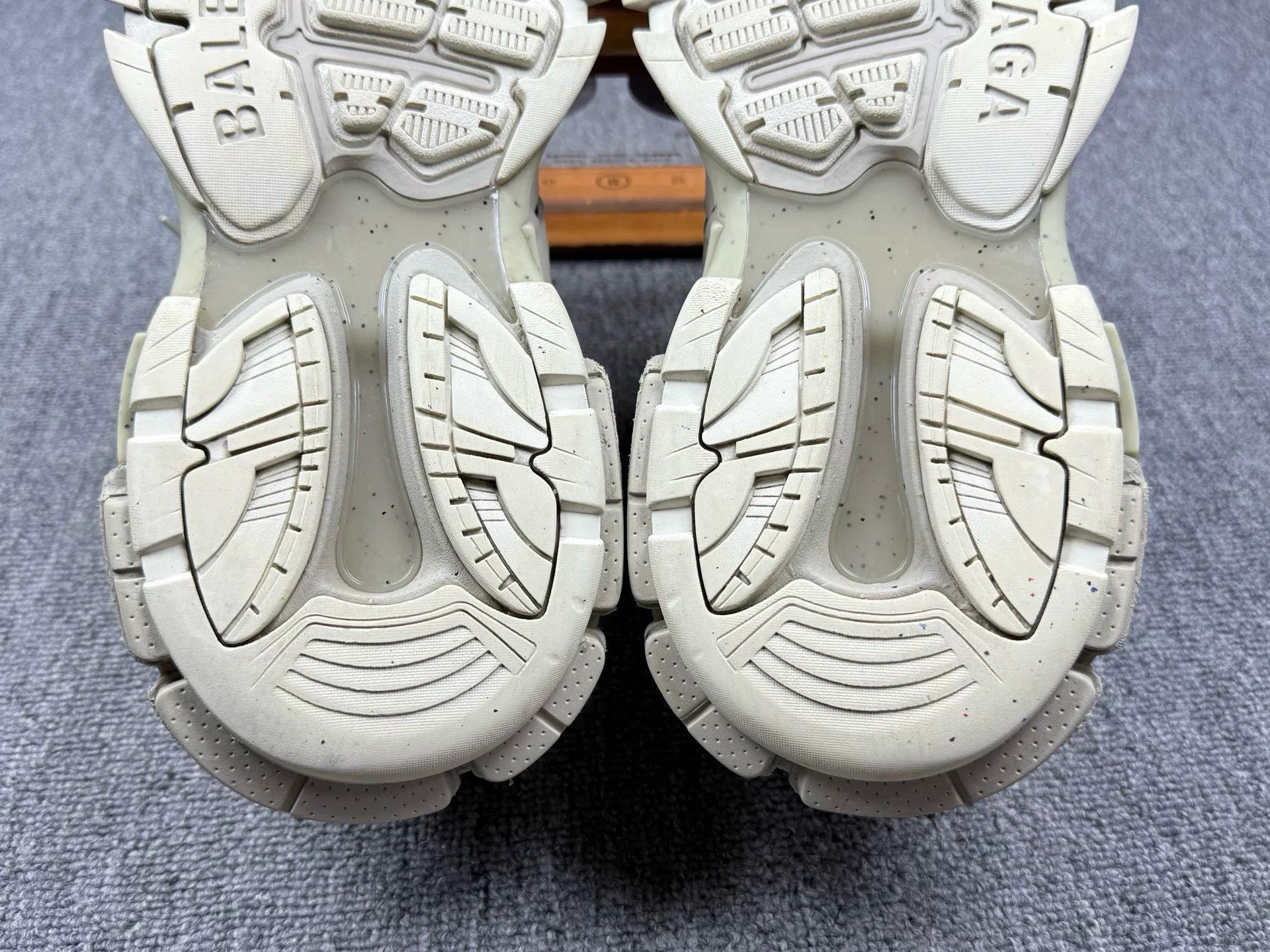 Balenciaga Balenciaga Multi Lowtop Sneakers 9 Men Size US 9 / EU 42 - 8 Thumbnail