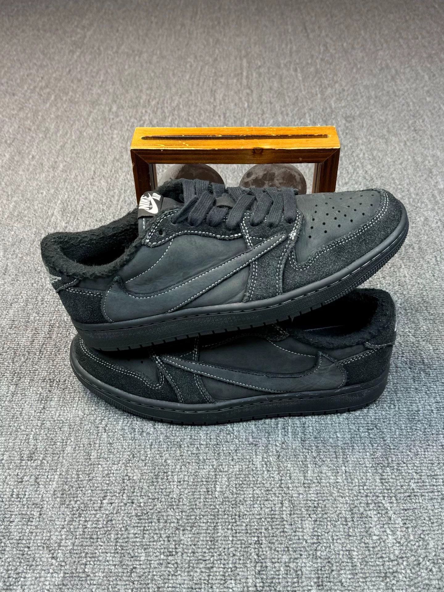 Nike Nike AJ1 Black Lowtop Sneakers 8 Men Size US 8 / EU 41 - 2 Thumbnail