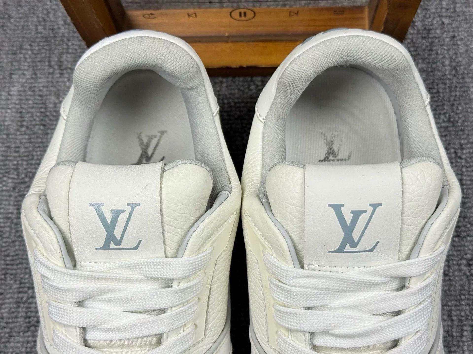Louis Vuitton Louis Vuitton Training White Lowtop Sneakers 8 Men Size US 8 / EU 41 - 9 Thumbnail