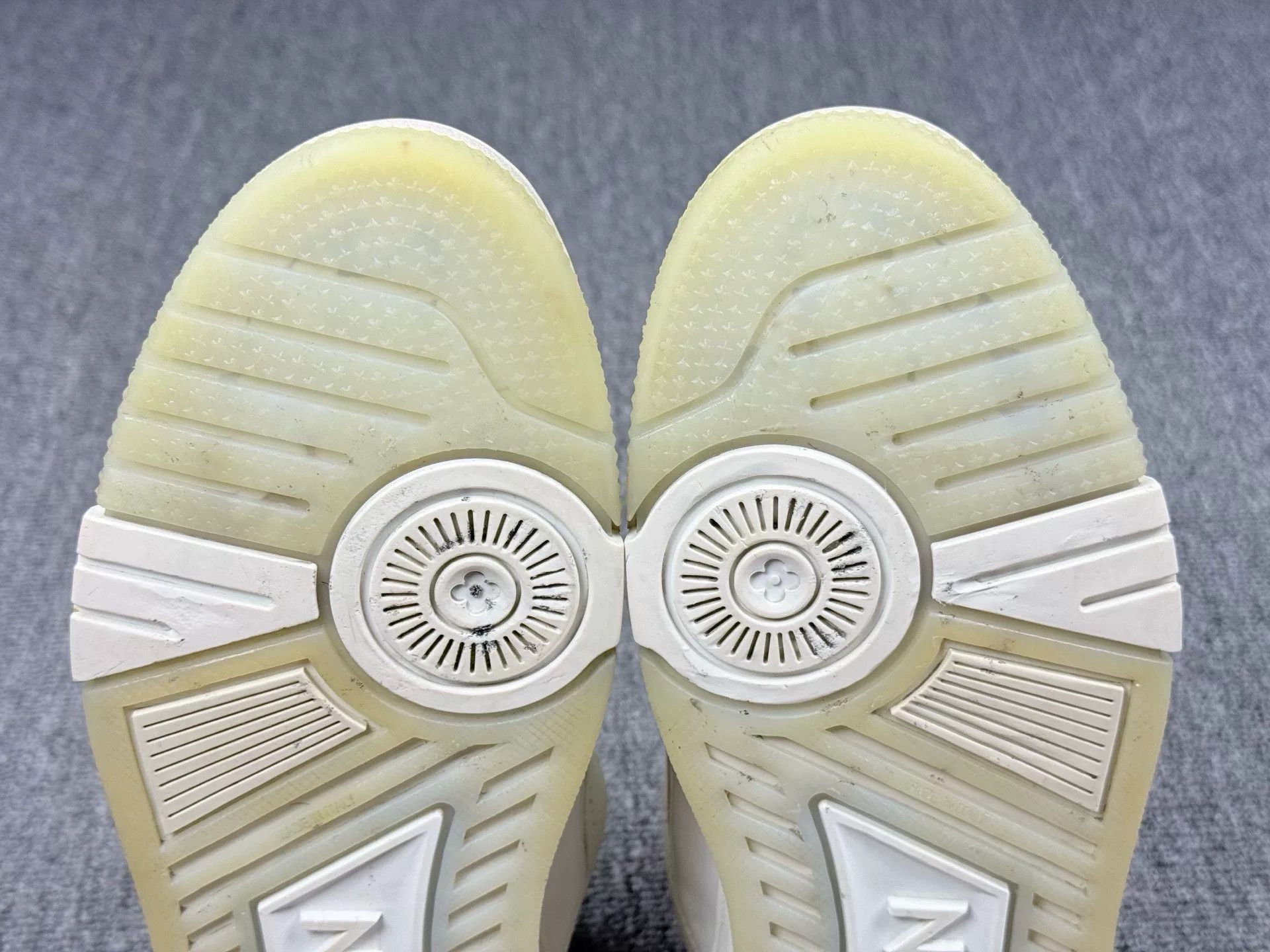 Louis Vuitton Louis Vuitton Training White Lowtop Sneakers 8 Men Size US 8 / EU 41 - 7 Thumbnail