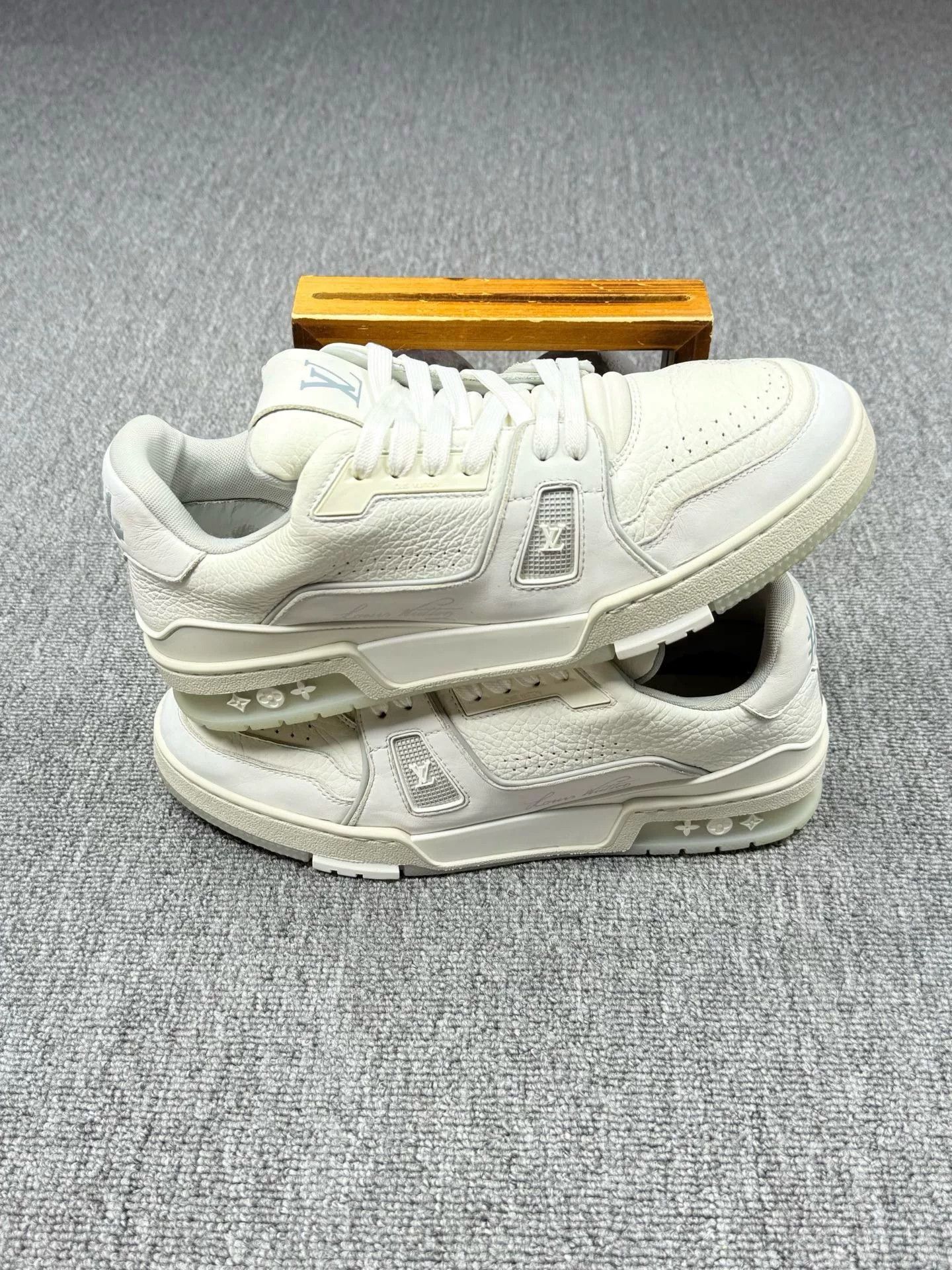 Louis Vuitton Louis Vuitton Training White Lowtop Sneakers 8 Men Size US 8 / EU 41 - 2 Thumbnail