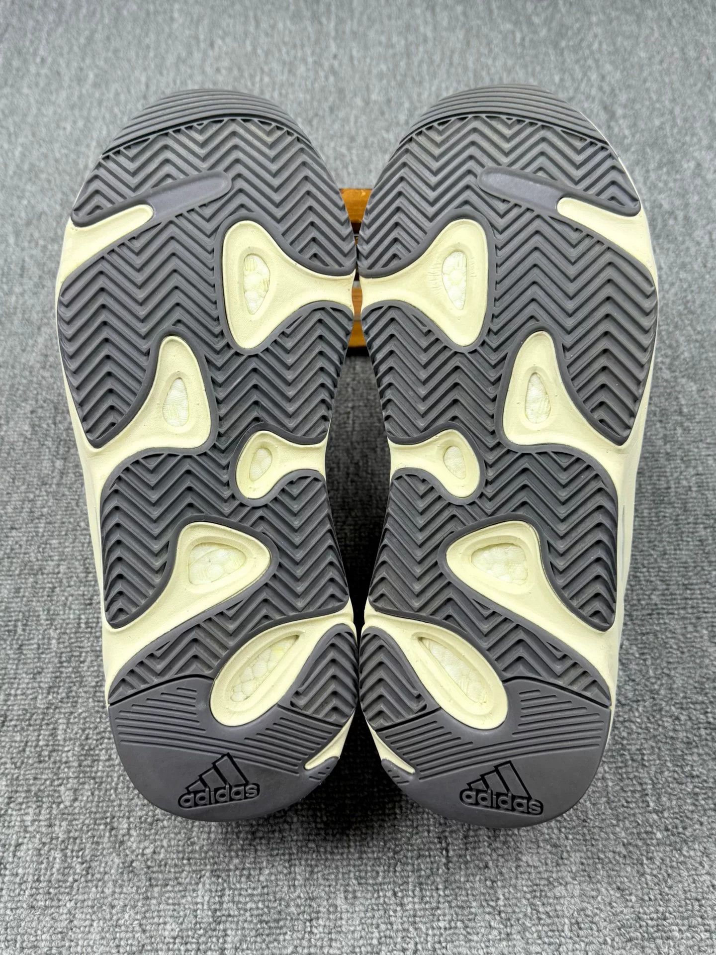 Adidas Adidas YEEZY700 White Lowtop Sneakers 11 Men Size US 11 / EU 44 - 6 Thumbnail