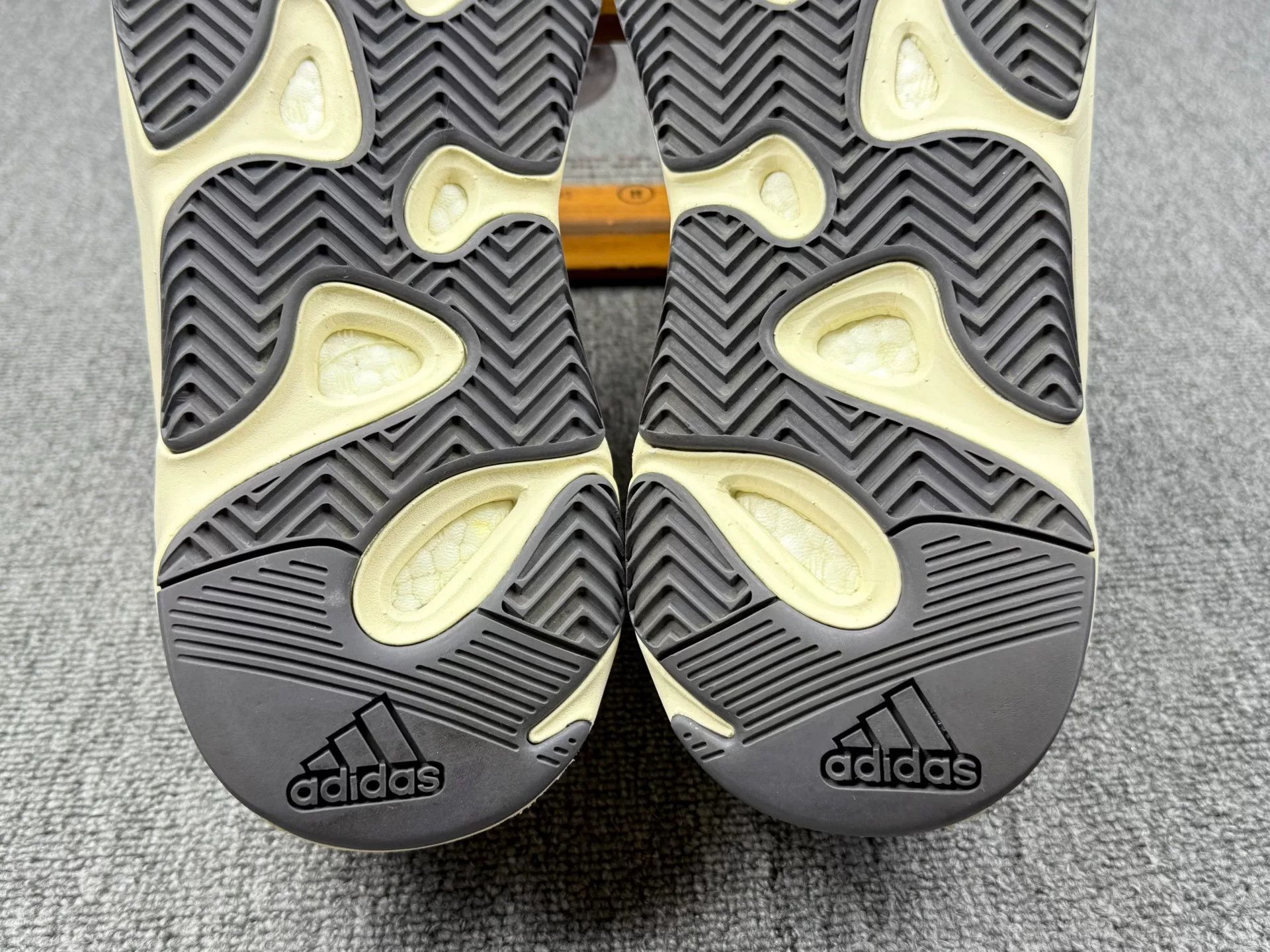 Adidas Adidas YEEZY700 White Lowtop Sneakers 11 Men Size US 11 / EU 44 - 8 Thumbnail