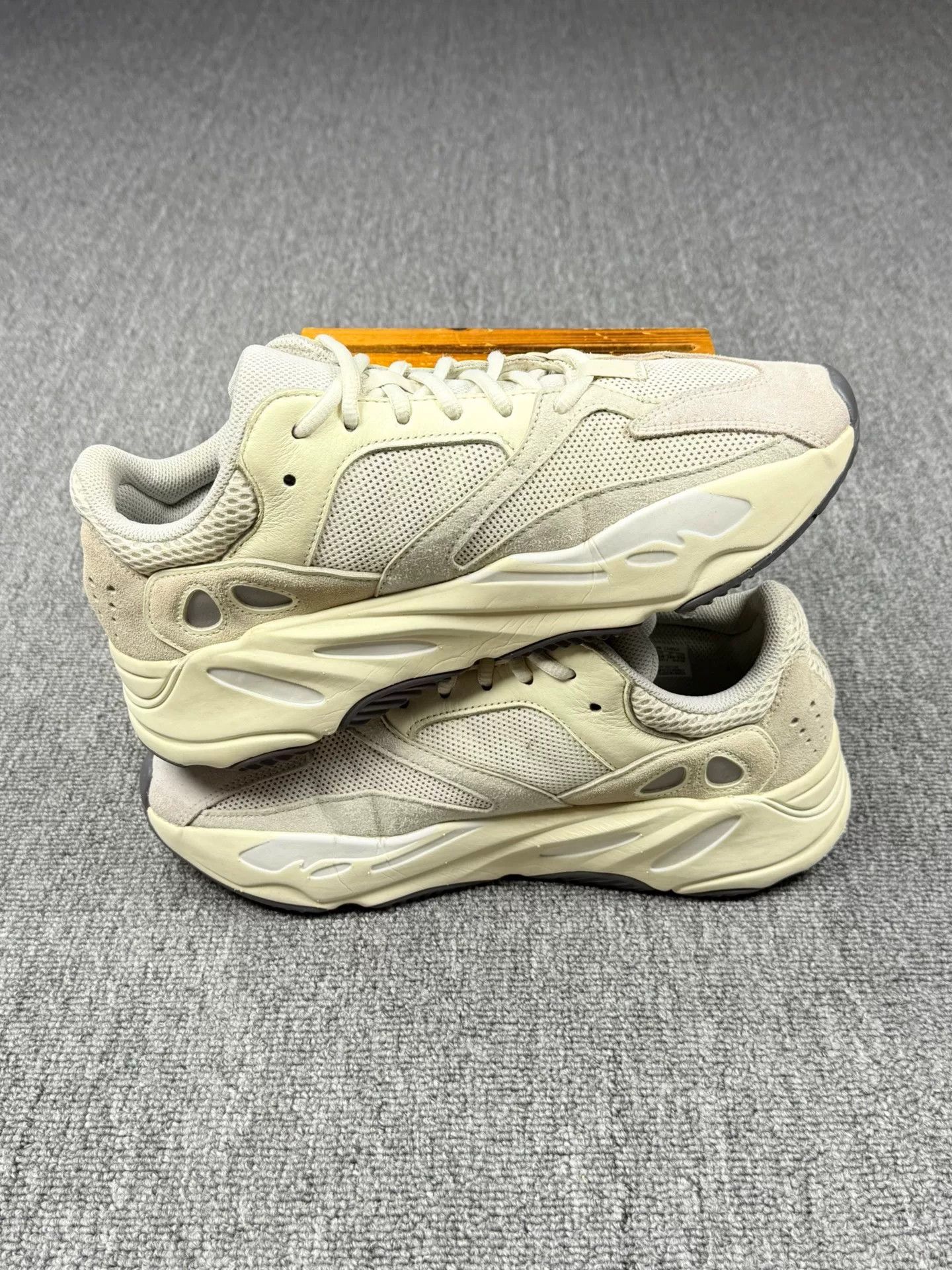 Adidas Adidas YEEZY700 White Lowtop Sneakers 11 Men Size US 11 / EU 44 - 3 Thumbnail