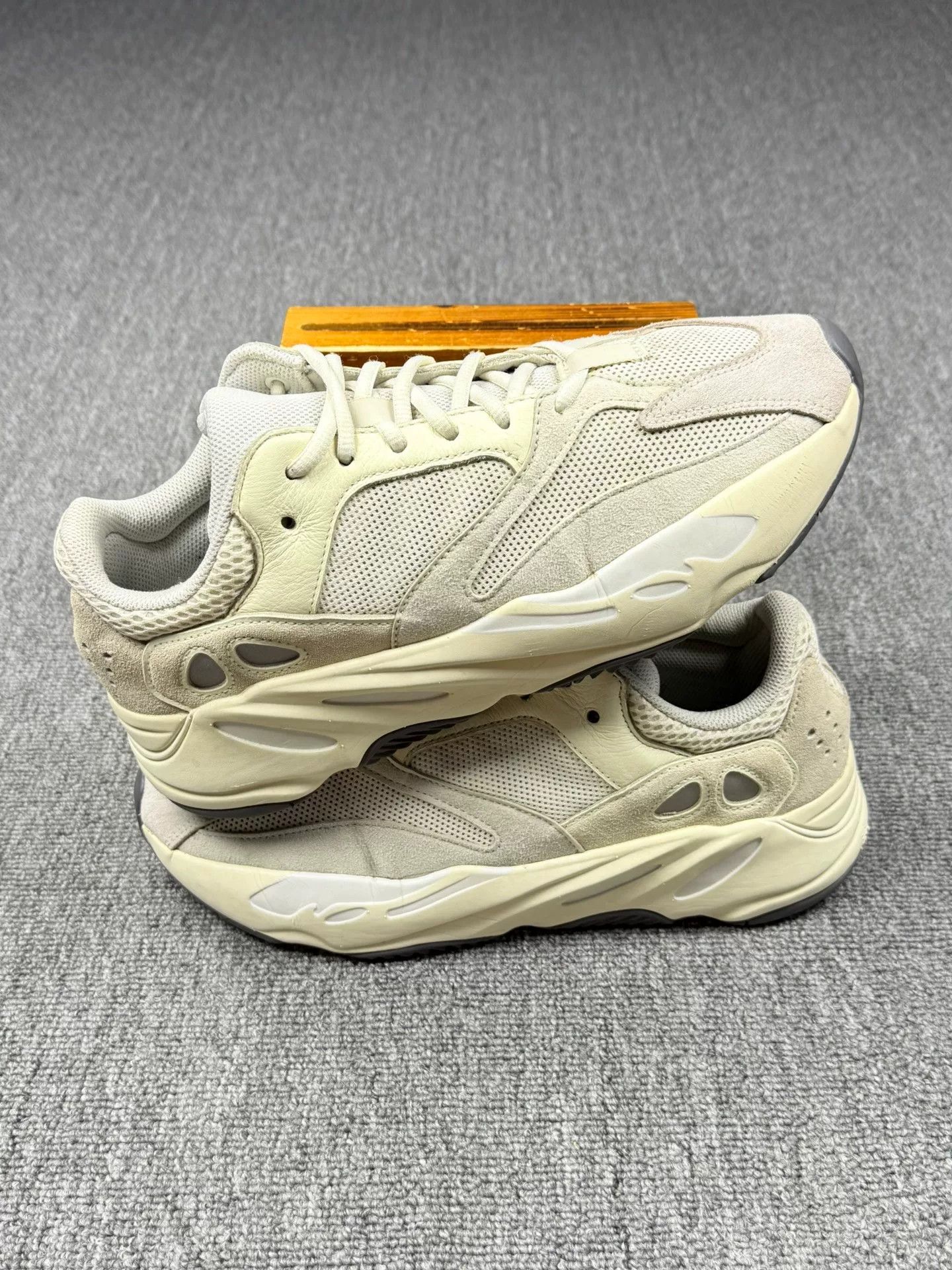 Adidas Adidas YEEZY700 White Lowtop Sneakers 11 Men Size US 11 / EU 44 - 2 Thumbnail