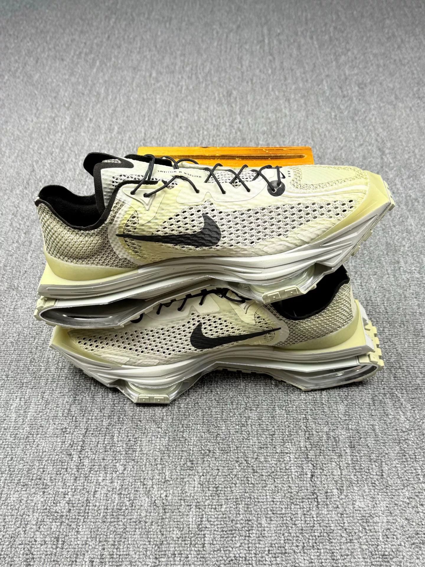 Nike Nike White Lowtop Sneakers 11 Men Size US 11 / EU 44 - 3 Thumbnail