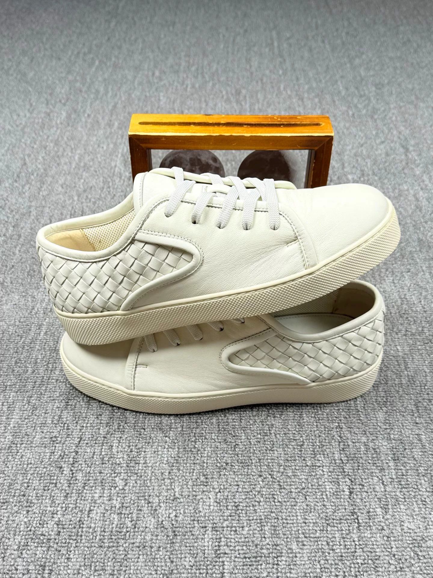 Bottega Veneta Bottega Veneta White Lowtop Sneakers 7 Men Size US 7 / EU 40 - 2 Thumbnail