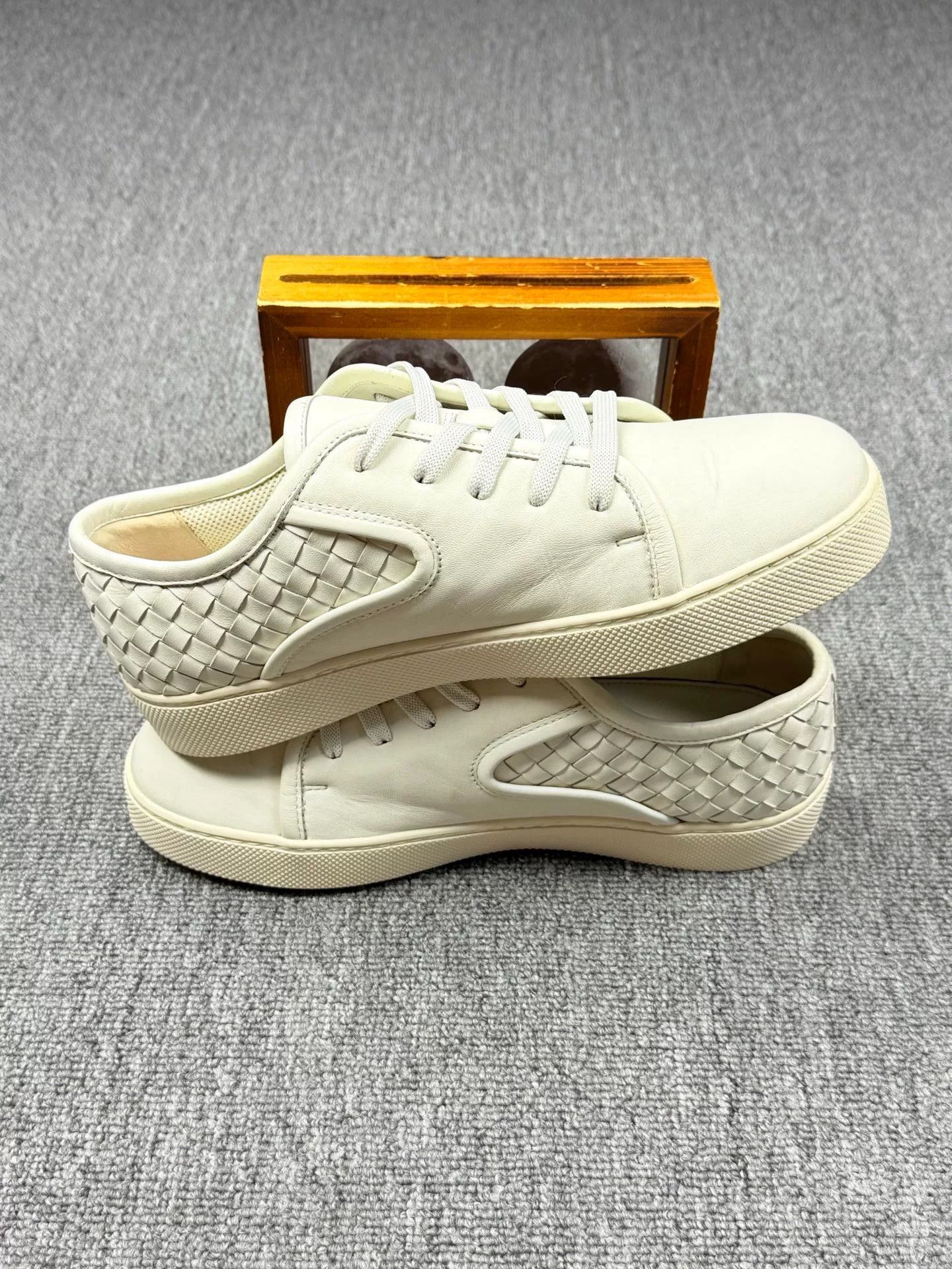 Bottega Veneta Bottega Veneta White Lowtop Sneakers 7 Men Size US 7 / EU 40 - 3 Thumbnail