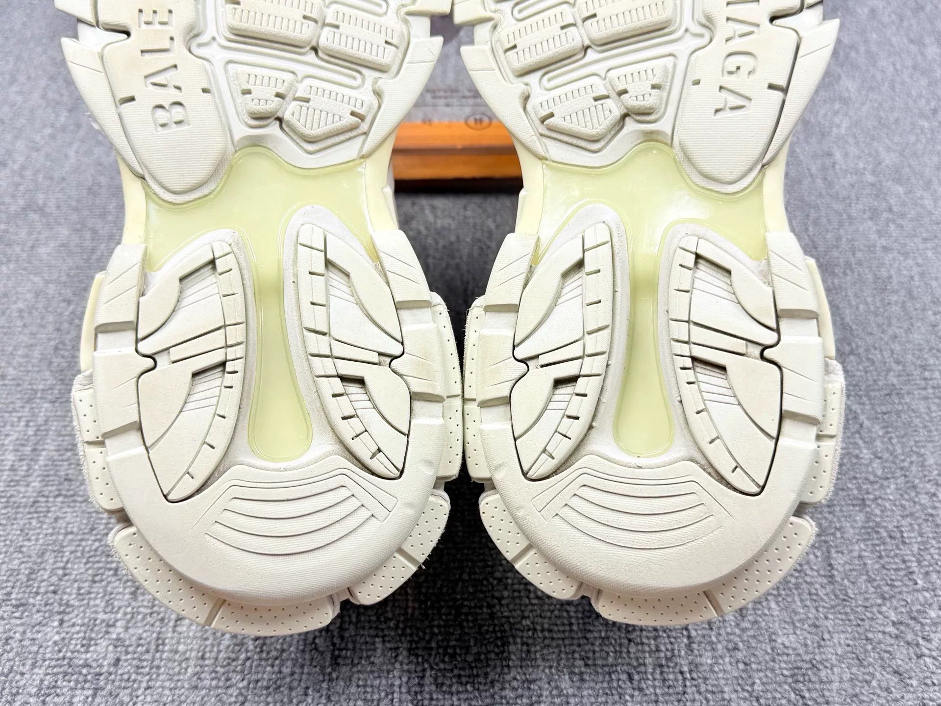 Balenciaga Balenciaga White Lowtop Sneakers 7 Men Size US 7 / EU 40 - 8 Thumbnail
