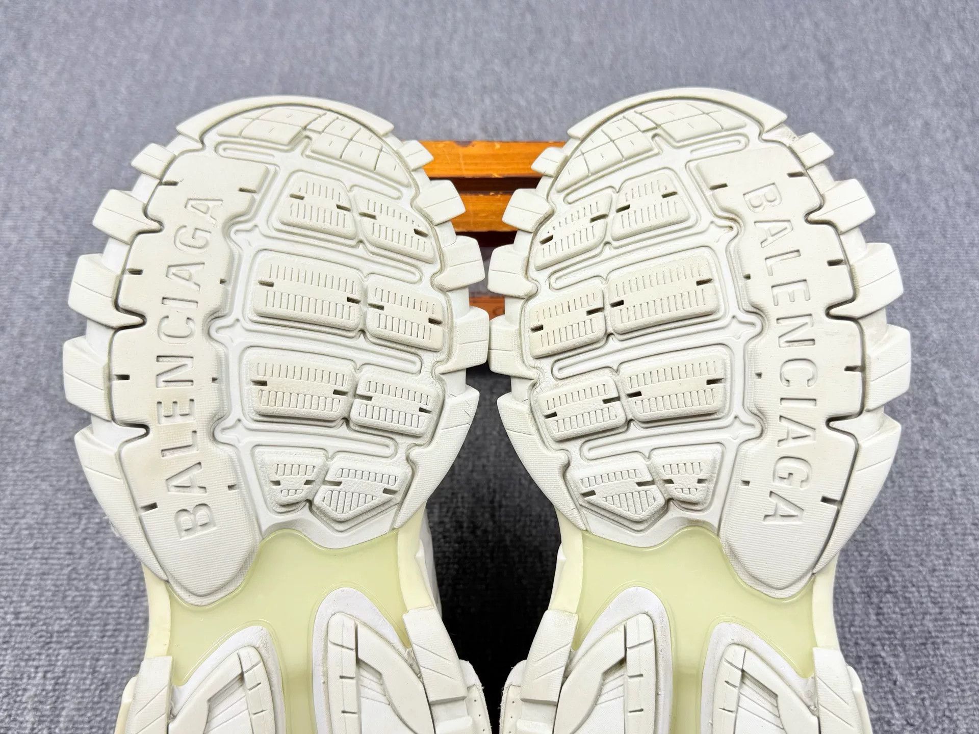 Balenciaga Balenciaga White Lowtop Sneakers 7 Men Size US 7 / EU 40 - 6 Thumbnail