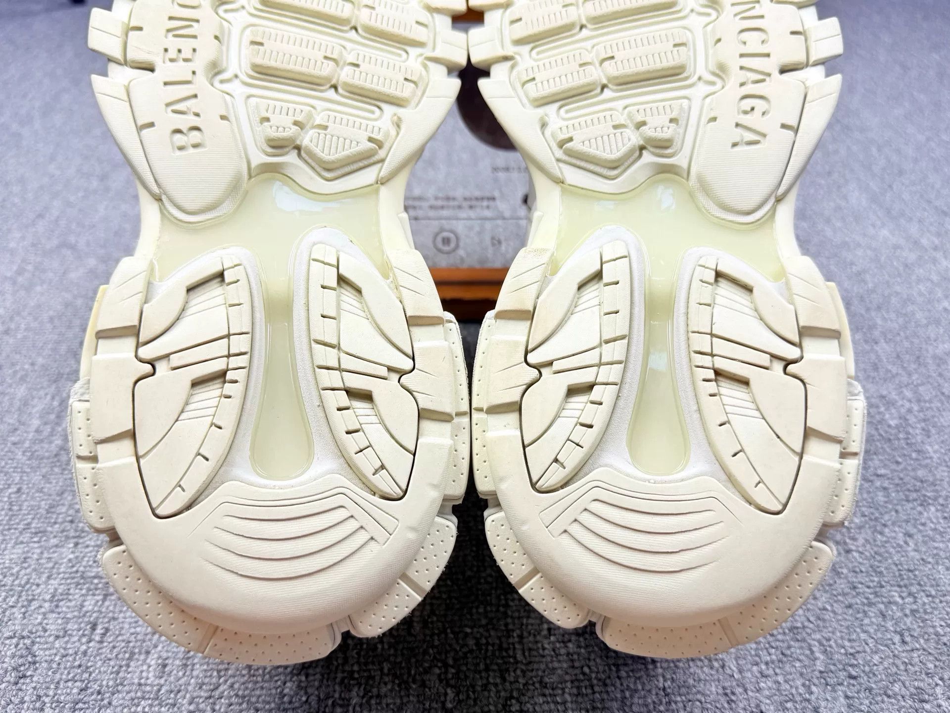 Balenciaga Balenciaga White Lowtop Sneakers 8 Men Size US 8 / EU 41 - 8 Thumbnail