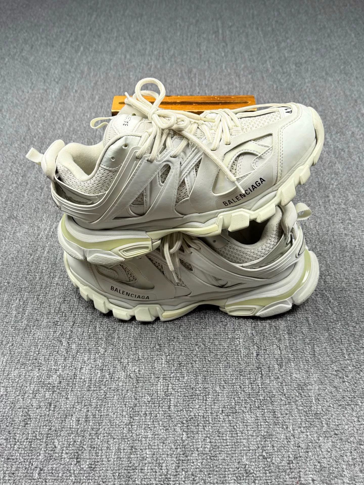 Balenciaga Balenciaga White Lowtop Sneakers 8 Men Size US 8 / EU 41 - 2 Thumbnail