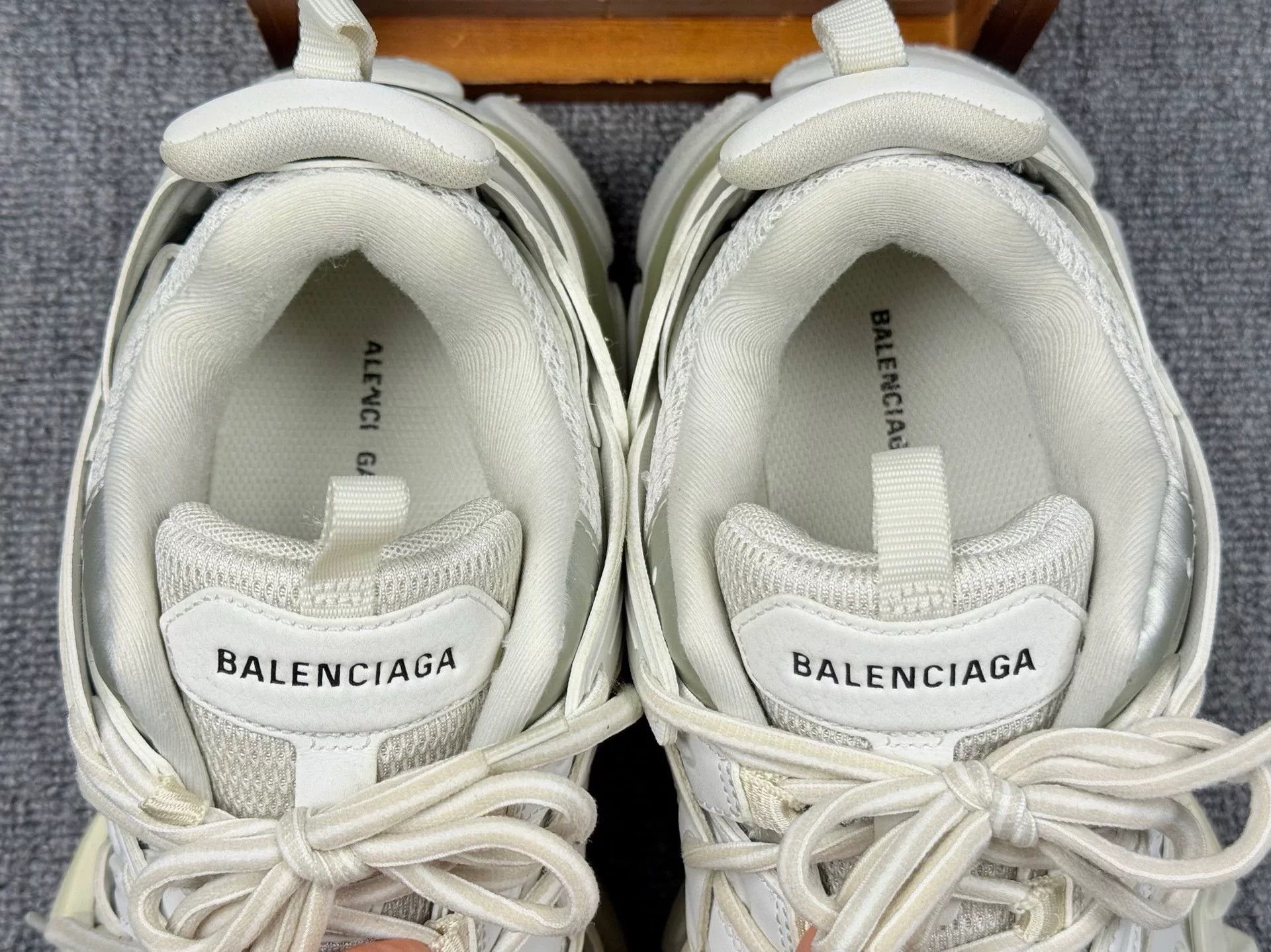 Balenciaga Balenciaga White Lowtop Sneakers 8 Men Size US 8 / EU 41 - 9 Thumbnail